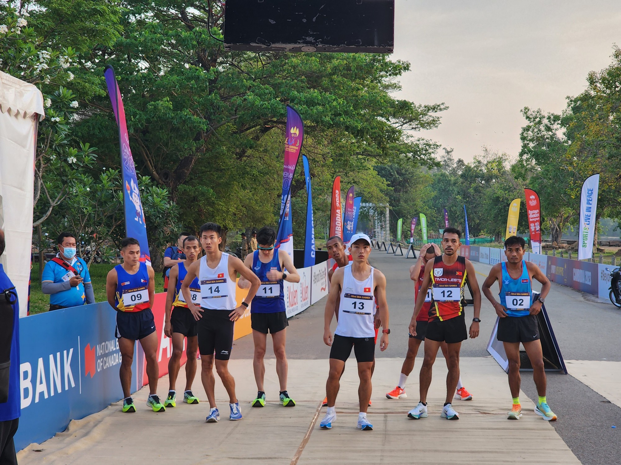 'Người sắt' Hoàng Nguyên Thanh mở hàng cho điền kinh Việt Nam ở SEA Games 32 - Ảnh 4.