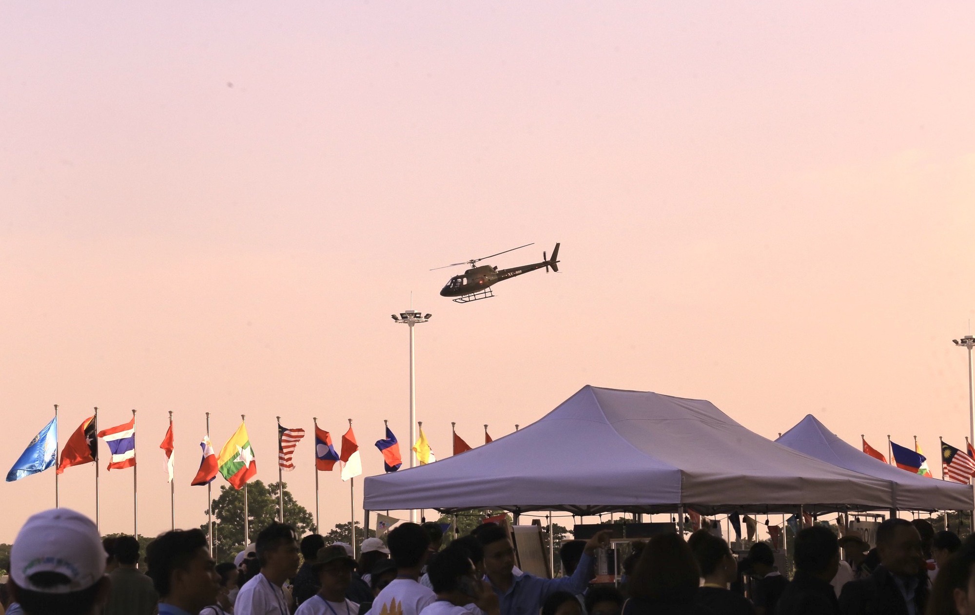 Phương tiện quân sự nào của Campuchia xuất hiện lễ khai mạc SEA Games 32? - Ảnh 4.