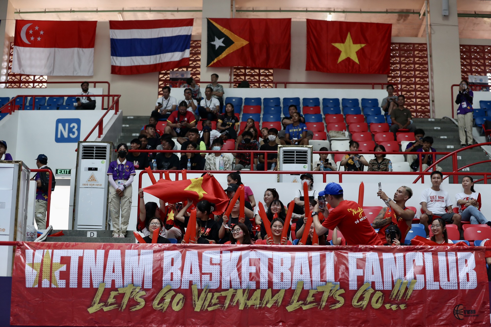 Vỡ òa cảm xúc bóng rổ nữ Việt Nam quật ngã Philippines - Ảnh 8.
