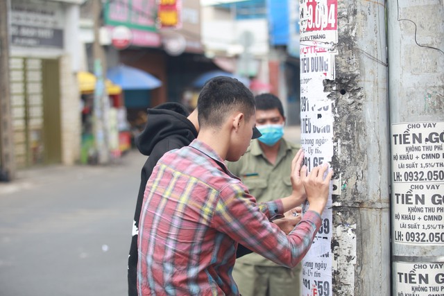 Theo chân Đoàn Thanh niên Công an TP.HCM bóc gỡ tờ rơi quảng cáo sai quy định - Ảnh 6.