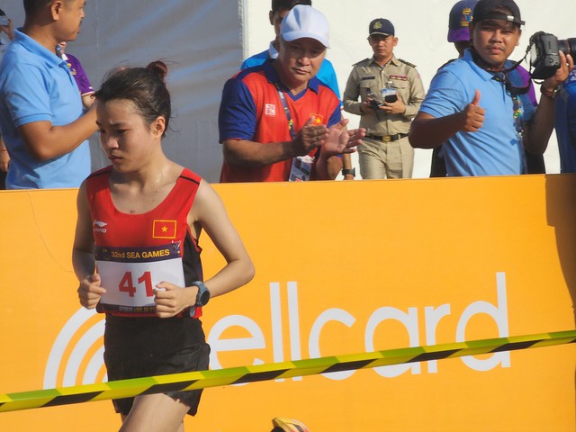 Thương VĐV marathon, ông Đoàn Ngọc Hải vung tay thưởng nóng chưa từng có - Ảnh 2.