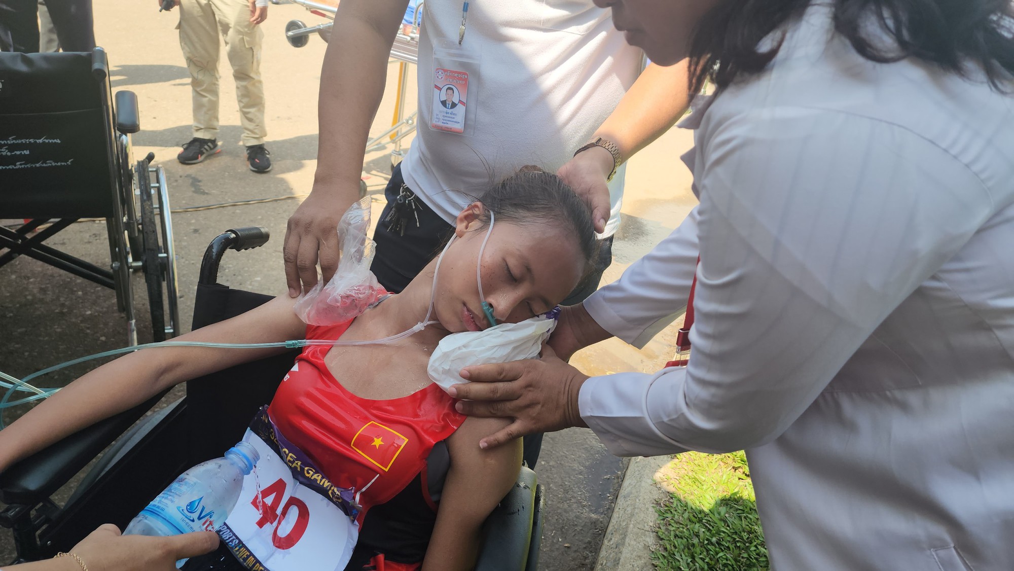 Thời tiết quá khắc nghiệt, VĐV Nguyễn Thị Ninh ngất xỉu khi qua được vạch đích marathon - Ảnh 3.