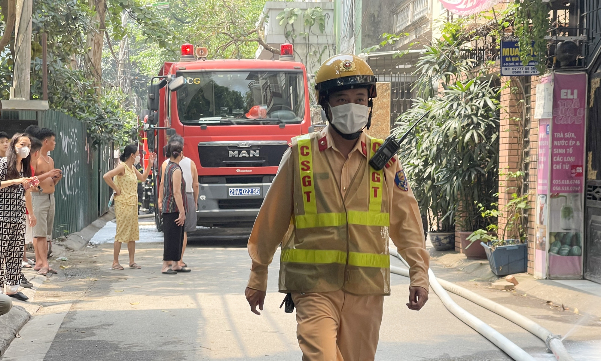 Bãi xe bùng cháy giữa trời nắng 39 độ C, nhiều phương tiện bị thiêu rụi - Ảnh 4.