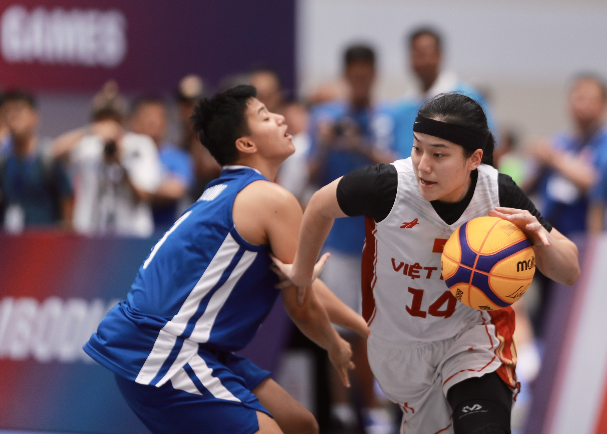 Chị em song sinh giành HCV bóng rổ SEA Games 32: ‘Chúng tôi là người Việt Nam’ - Ảnh 2.