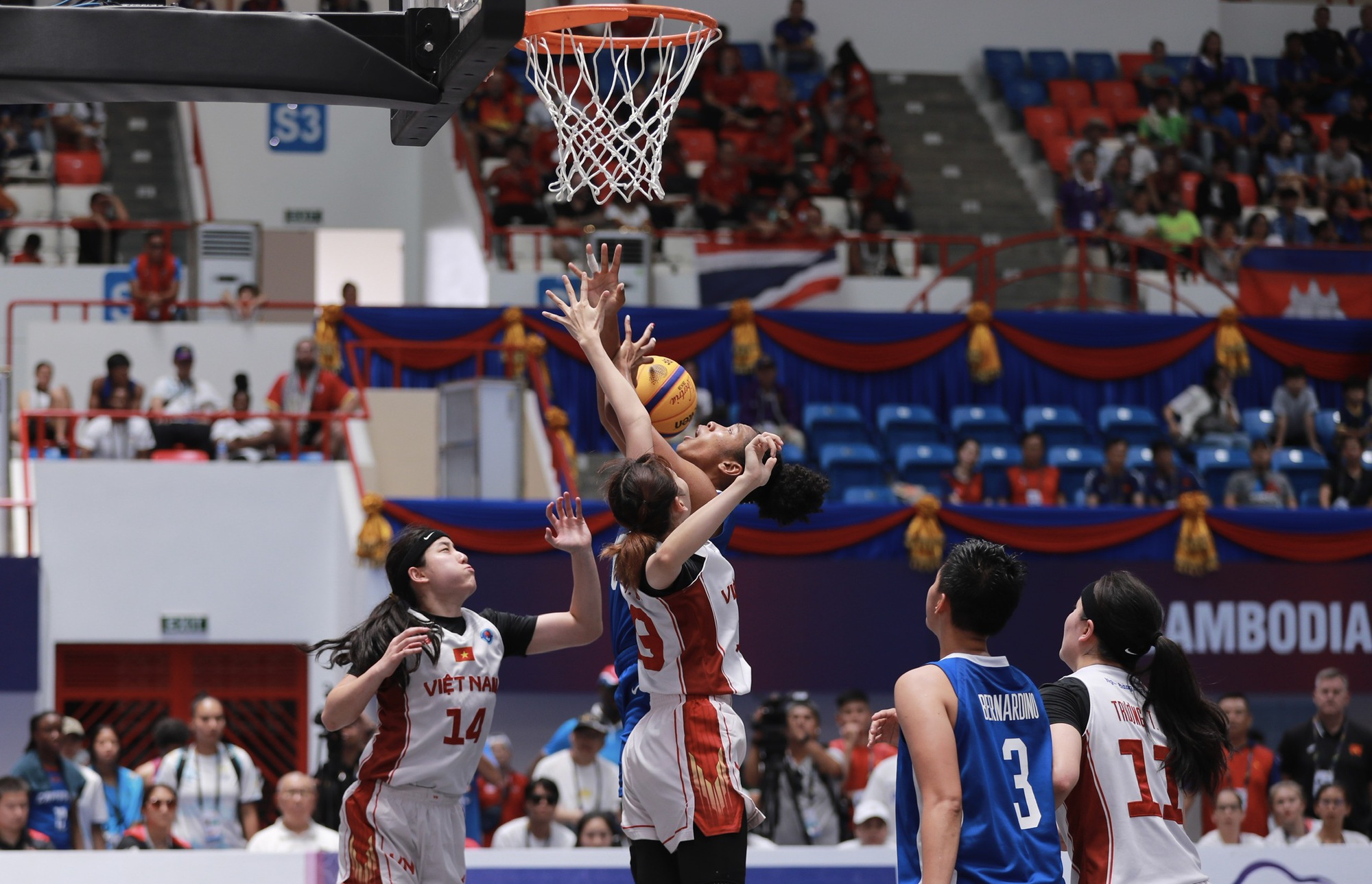 Chị em song sinh giành HCV bóng rổ SEA Games 32: ‘Chúng tôi là người Việt Nam’ - Ảnh 5.