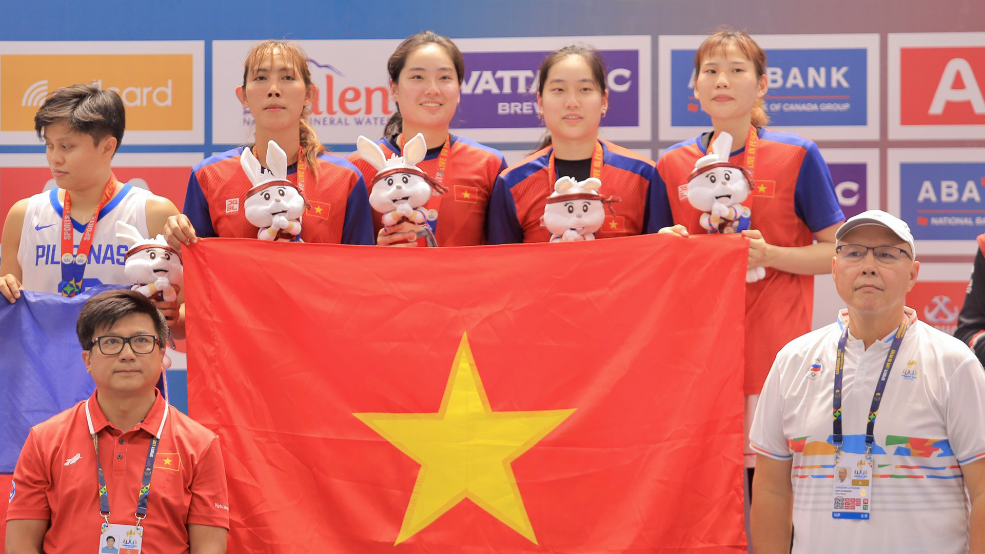 Chị em song sinh giành HCV bóng rổ SEA Games 32: ‘Chúng tôi là người Việt Nam’ - Ảnh 8.