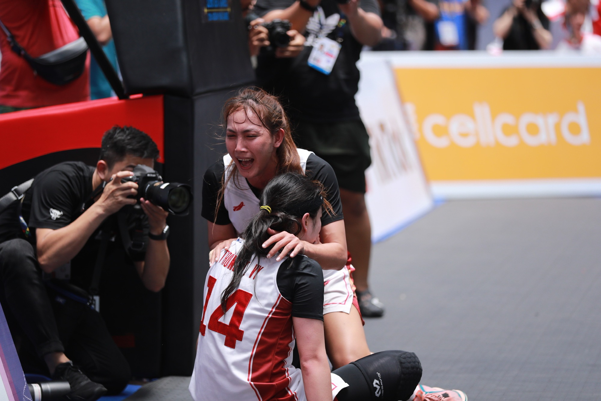 Giọt nước mắt nghẹn nào của bóng rổ nữ 3x3 Việt Nam sau chiến thắng lịch sử - Ảnh 1.
