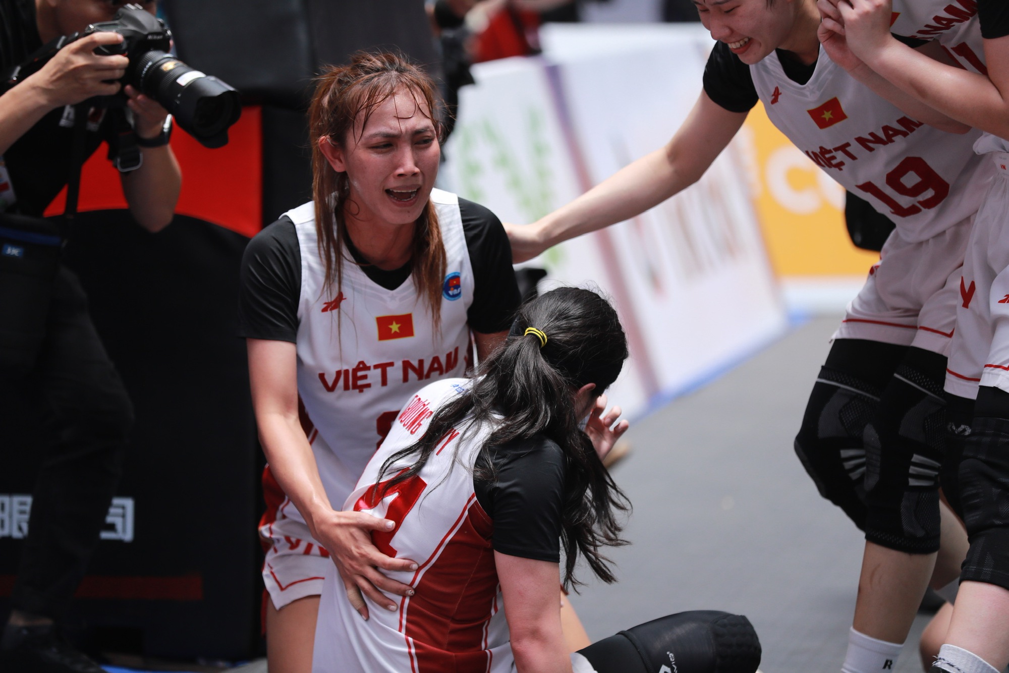 Giọt nước mắt nghẹn nào của bóng rổ nữ 3x3 Việt Nam sau chiến thắng lịch sử - Ảnh 2.
