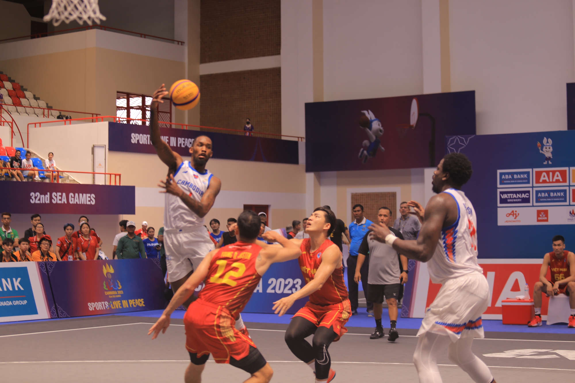 Choáng với thể hình của cầu thủ bóng rổ Campuchia ở SEA Games 32 - Ảnh 8.