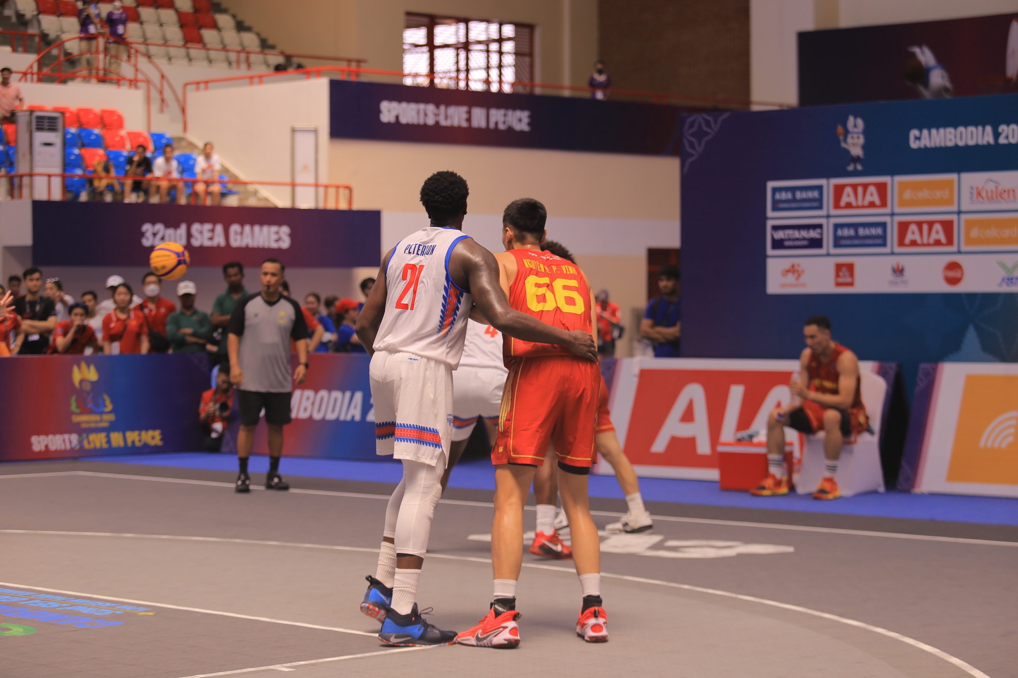 Choáng với thể hình của cầu thủ bóng rổ Campuchia ở SEA Games 32 - Ảnh 3.
