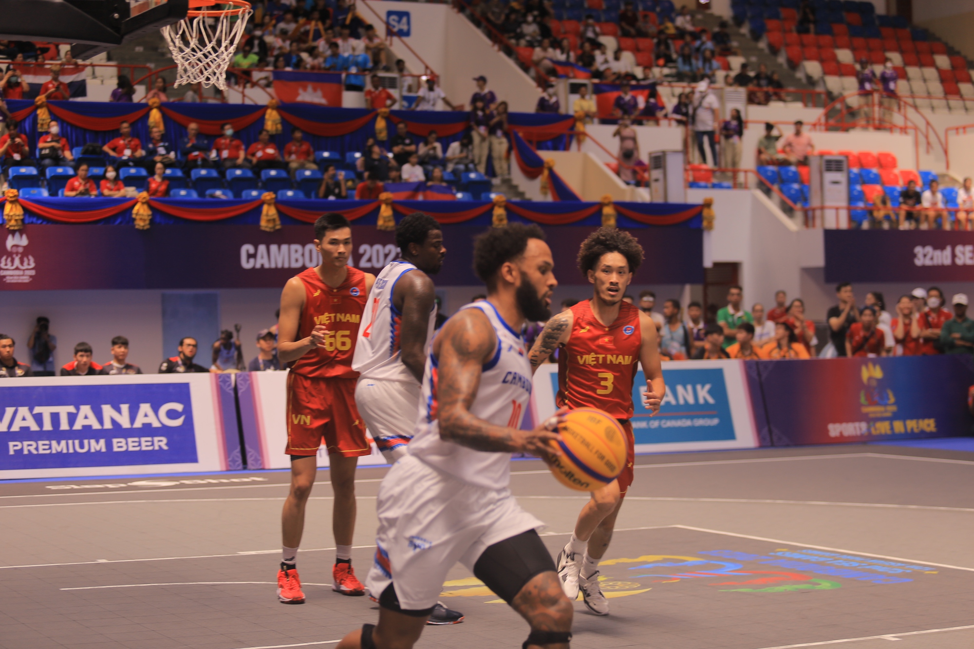 Choáng với thể hình của cầu thủ bóng rổ Campuchia ở SEA Games 32 - Ảnh 4.