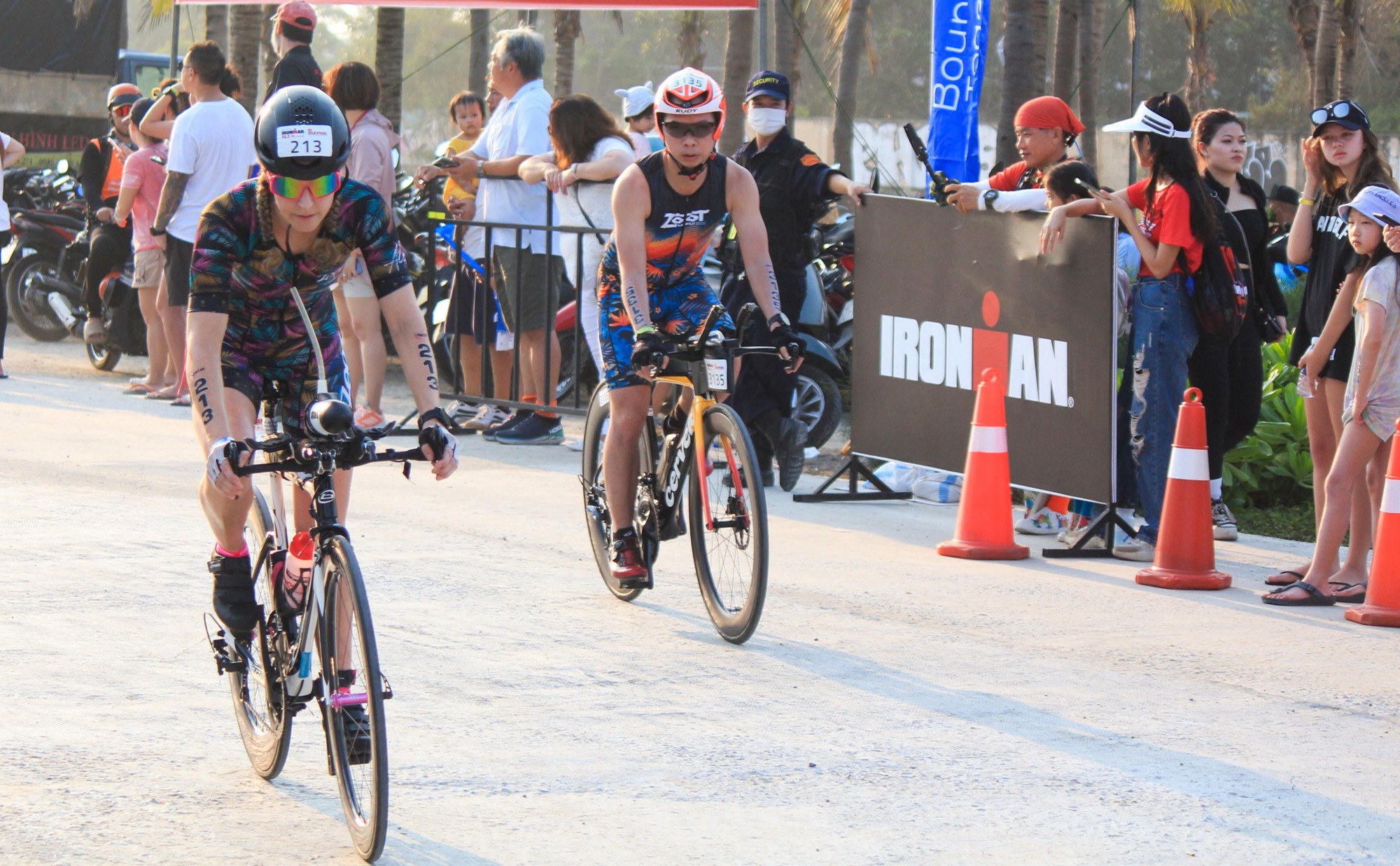 Đà Nẵng: Hơn 3.000 vận động viên tranh tài tại VinFast IRONMAN 70.3 Việt Nam 2023 - Ảnh 3.