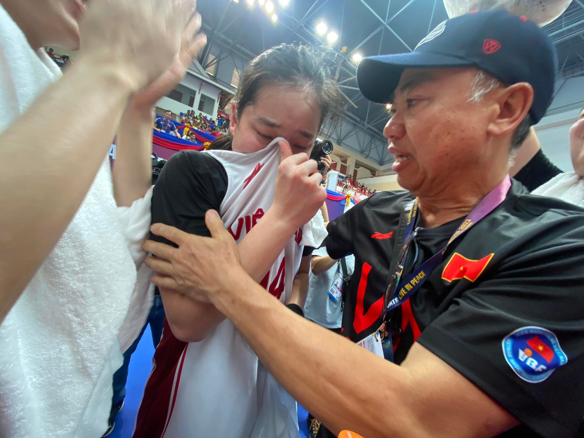 Cha của song sinh Việt kiều giành HCV SEA Games 32: 'Các con ngã, tôi rất đau' - Ảnh 1.