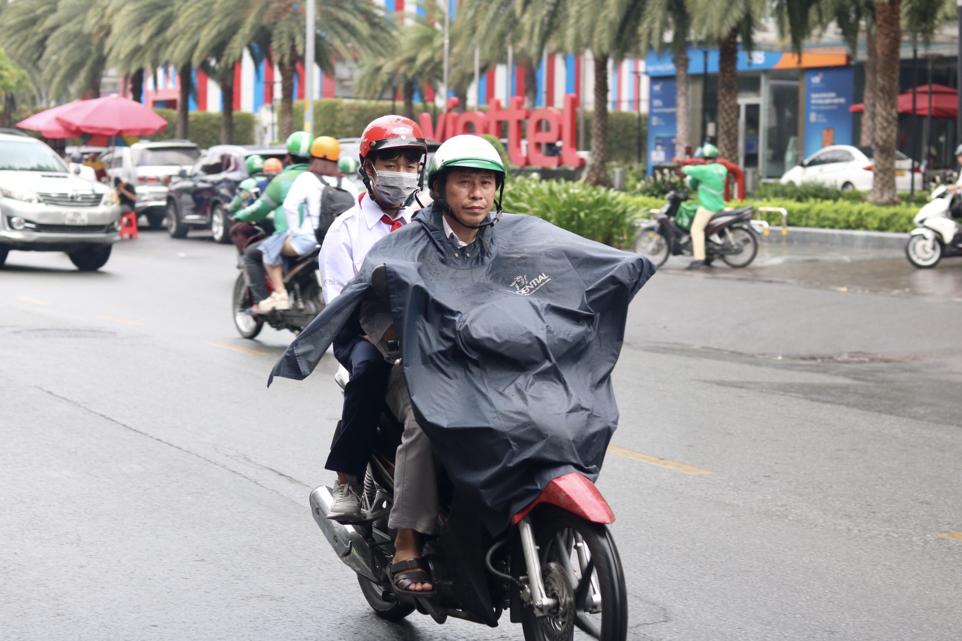 Sáng nay, trời TP.HCM xuất hiện mưa nhưng vẫn oi bức: 'Mong mưa lớn giải nhiệt' - Ảnh 8.