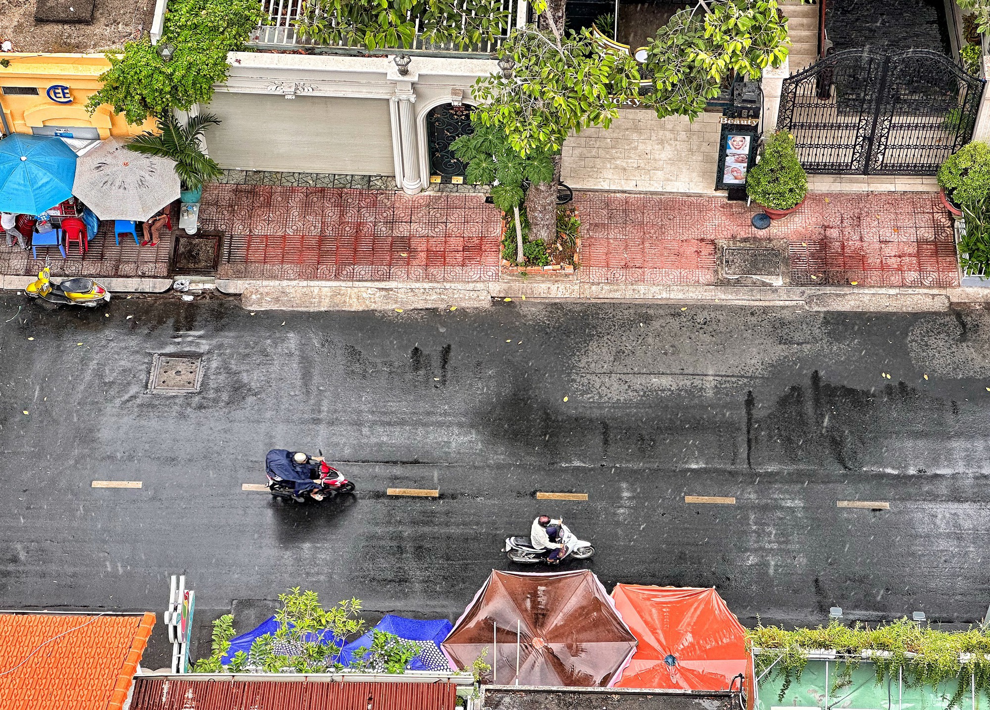 Sáng nay, trời TP.HCM xuất hiện mưa nhưng vẫn oi bức: 'Mong mưa lớn giải nhiệt' - Ảnh 1.