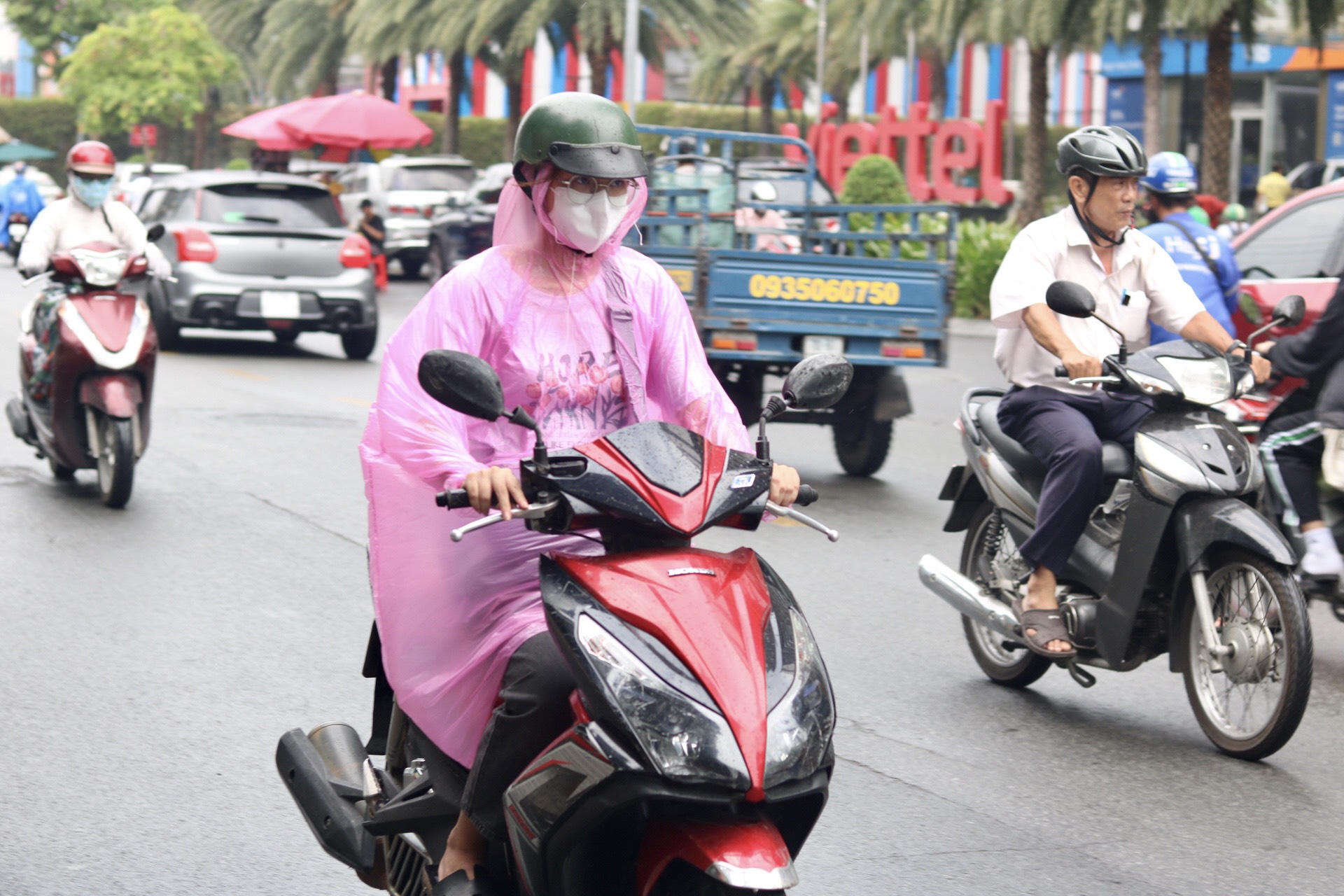 Sáng nay, trời TP.HCM xuất hiện mưa nhưng vẫn oi bức: 'Mong mưa lớn giải nhiệt' - Ảnh 9.