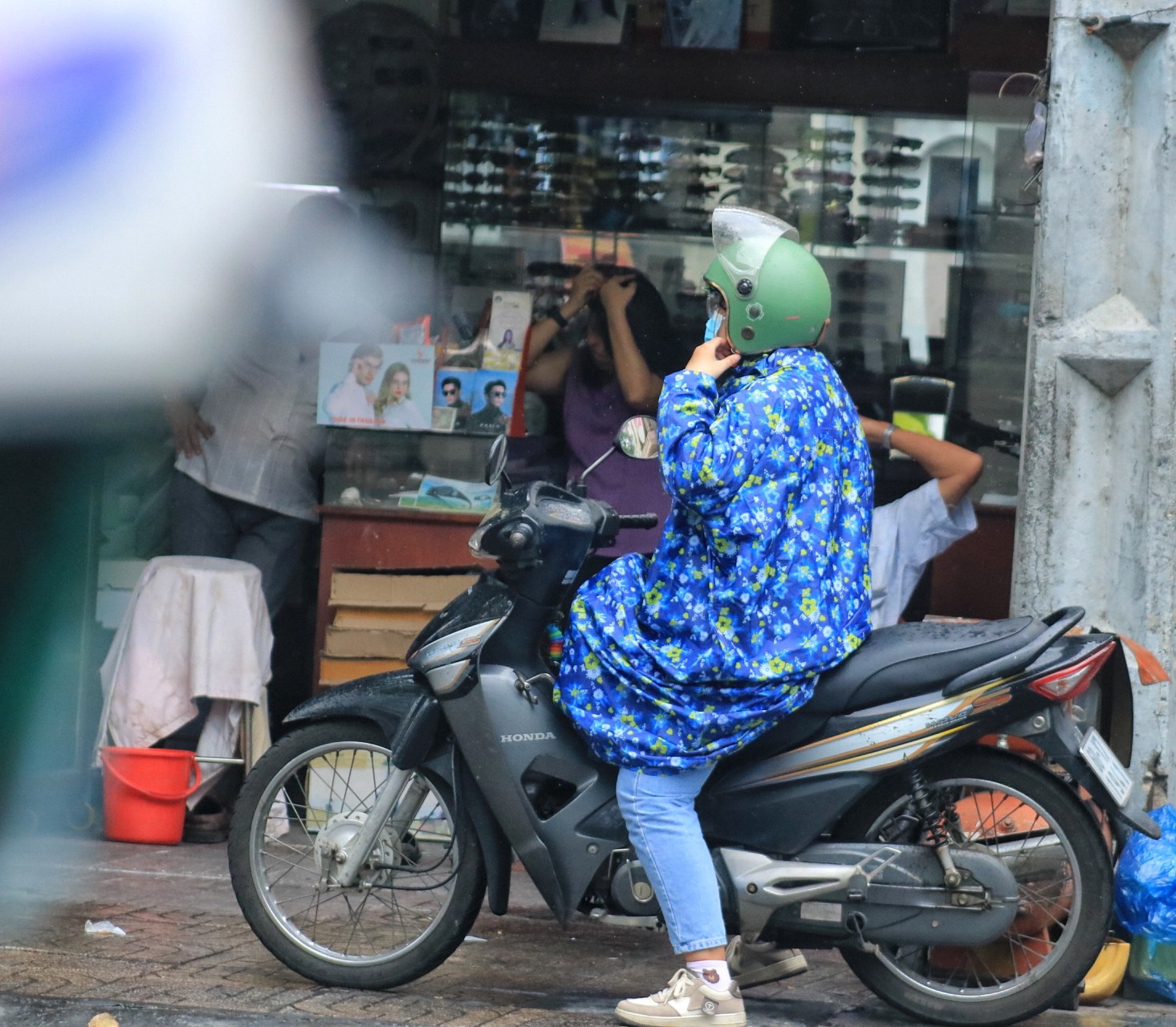 Sáng nay, trời TP.HCM xuất hiện mưa nhưng vẫn oi bức: 'Mong mưa lớn giải nhiệt' - Ảnh 2.