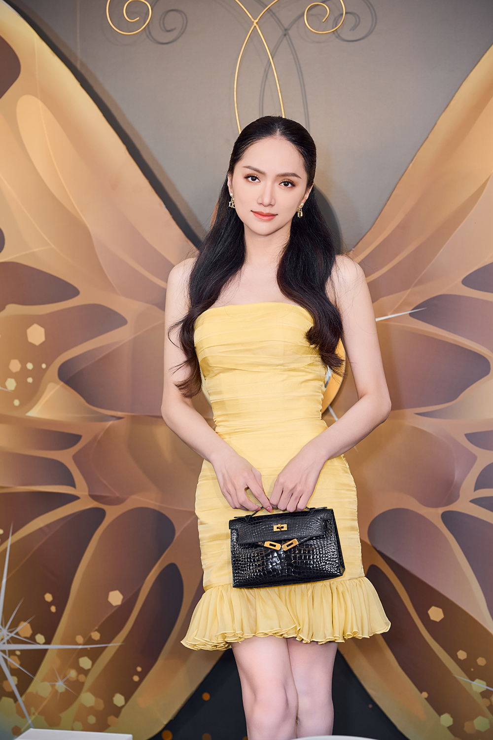 Hoa hậu Hương Giang khoe sắc cùng Top 3 Miss International Queen Vietnam 2023 - Ảnh 1.