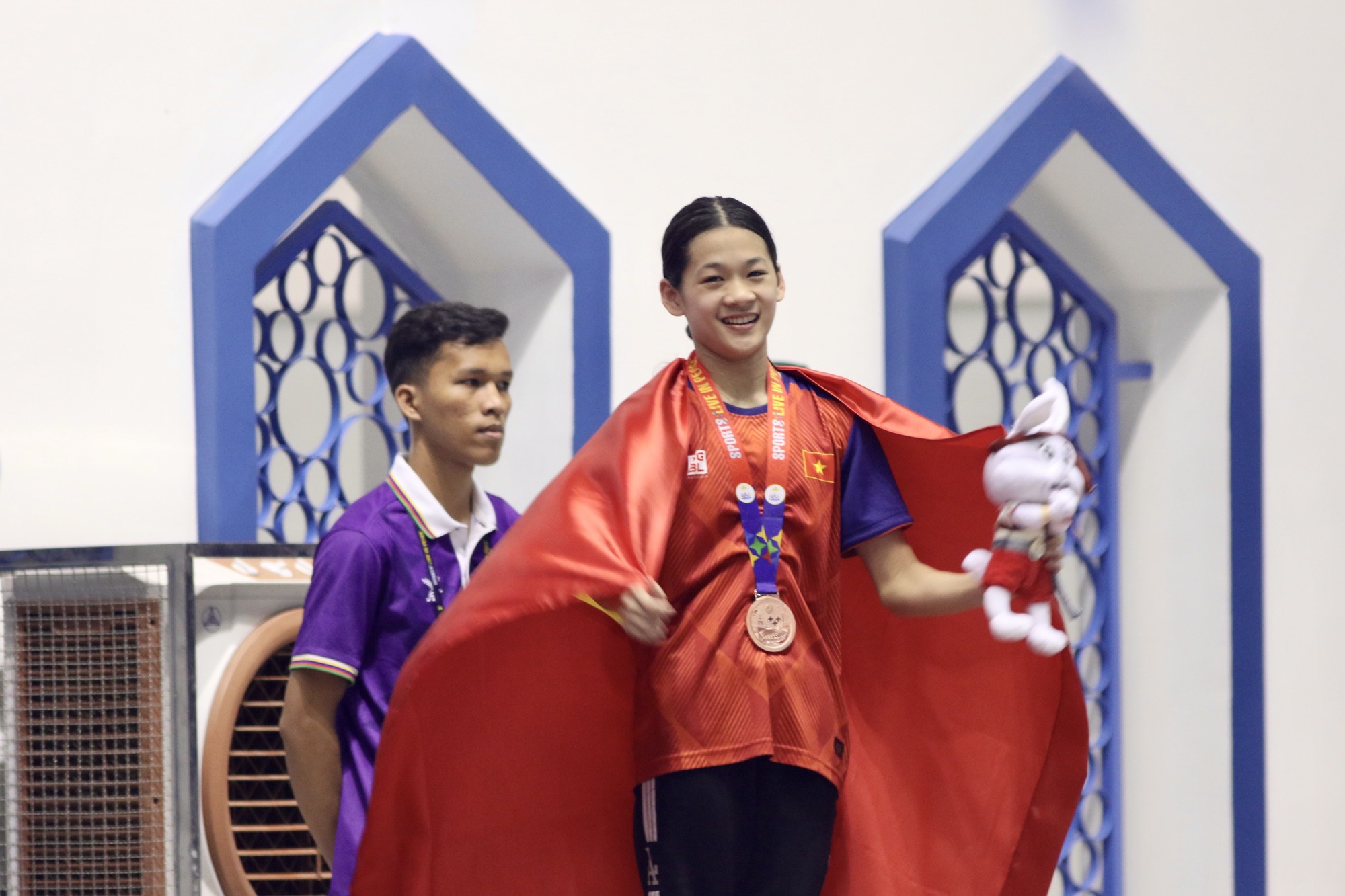 Huy chương SEA Games đầu đời của VĐV trẻ nhất đoàn Việt Nam: 'Ban đầu em rất sợ' - Ảnh 2.