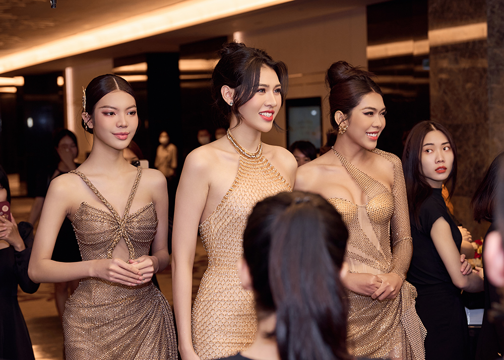 Hoa hậu Hương Giang khoe sắc cùng Top 3 Miss International Queen Vietnam 2023 - Ảnh 4.