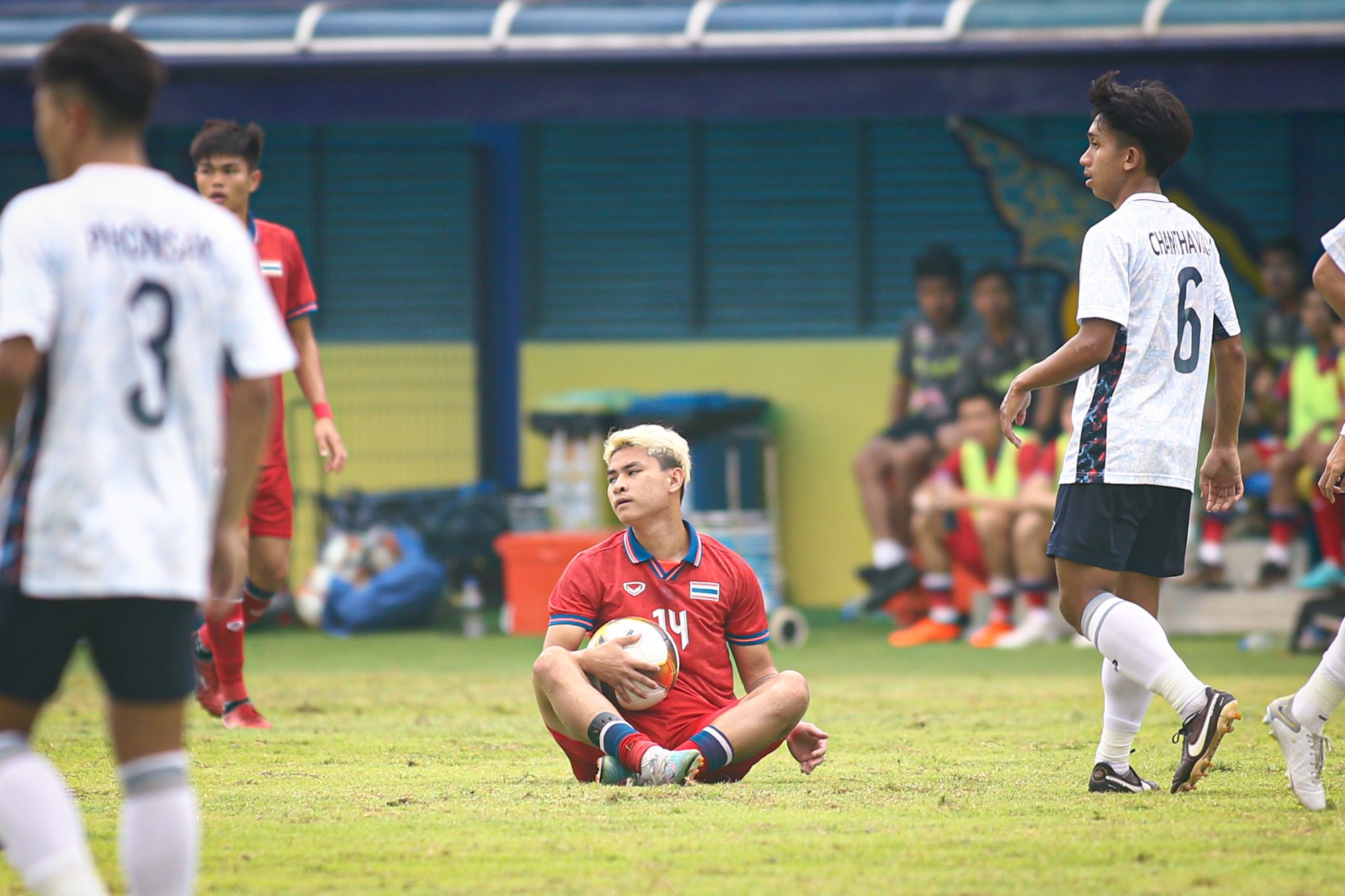 Bóng đá SEA Games 32, U.22 Thái Lan 4-1 U.22 Lào: Tiền đạo 17 tuổi tỏa sáng - Ảnh 2.