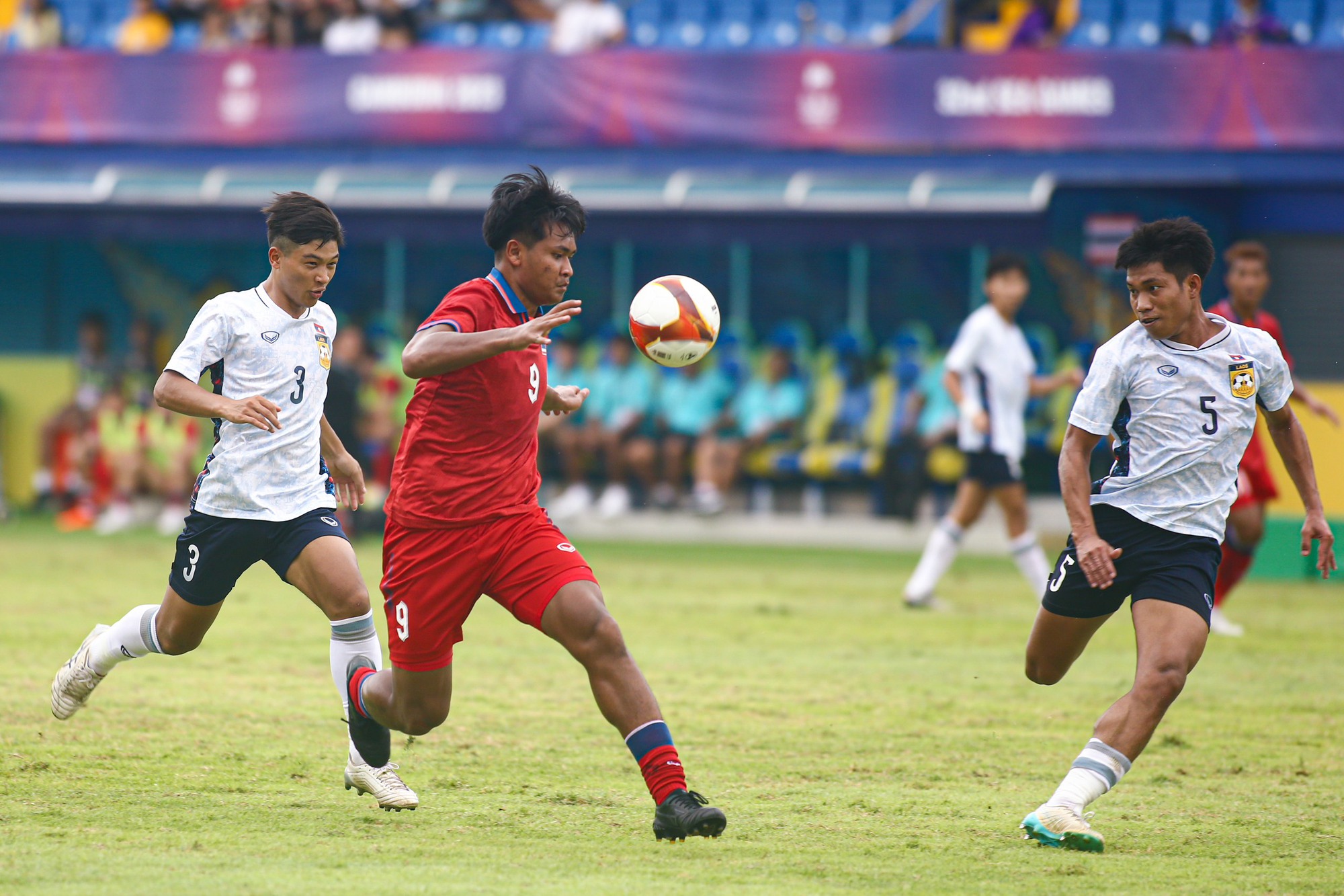 Bóng đá SEA Games 32, U.22 Thái Lan 4-1 U.22 Lào: Tiền đạo 17 tuổi tỏa sáng - Ảnh 1.