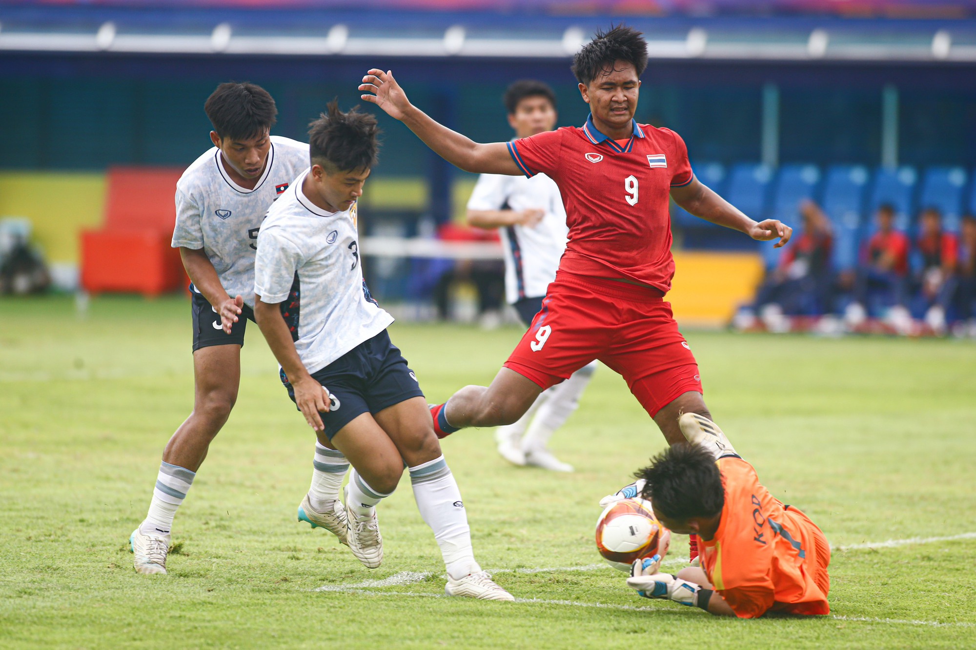 Bóng đá SEA Games 32, U.22 Thái Lan 4-1 U.22 Lào: Tiền đạo 17 tuổi tỏa sáng - Ảnh 4.