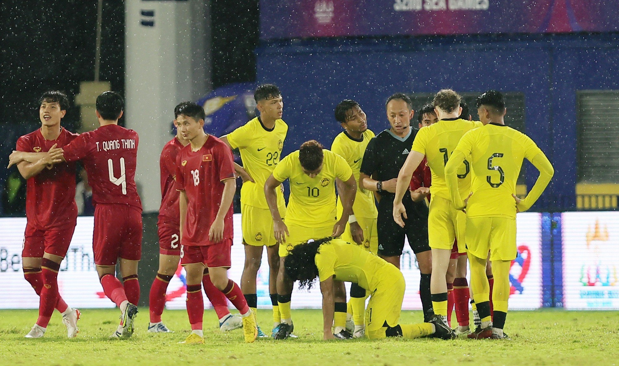 HLV U.22 Malaysia không trách trọng tài, nhận định 'trời mưa làm mất cân bằng lối chơi' - Ảnh 1.