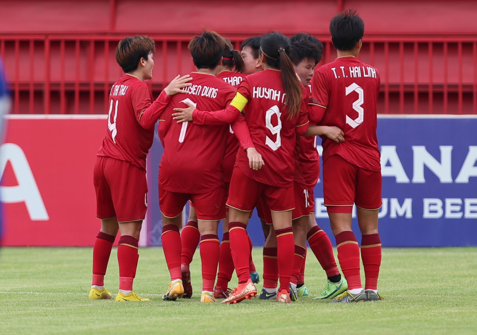 Người hâm mộ không ngại đường xa, qua Campuchia cổ vũ đội tuyển nữ Việt Nam - Ảnh 1.