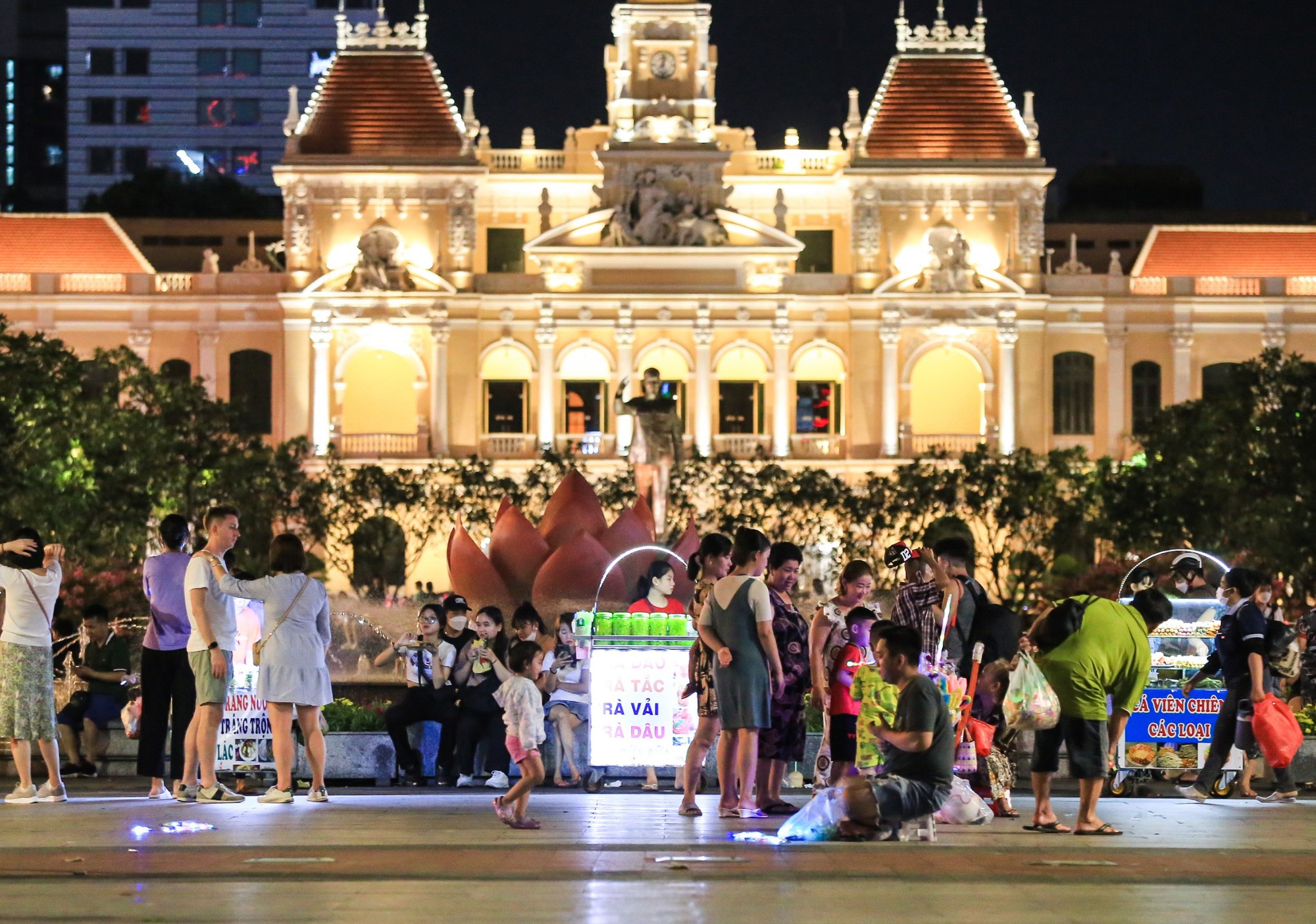 Đề xuất thêm 3 điểm gửi xe phục vụ người dân tới phố đi bộ Nguyễn Huệ - Ảnh 1.