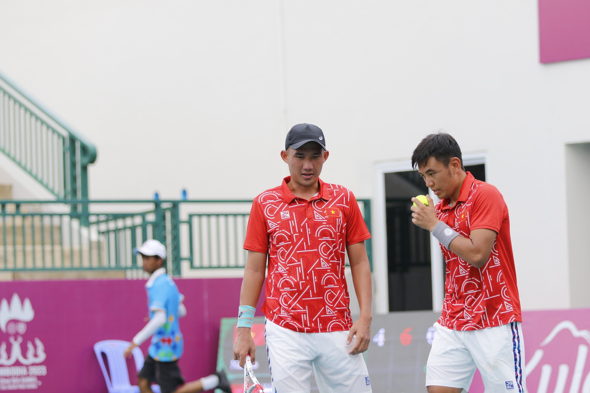 Quật ngã Indonesia, Việt Nam vào chung kết quần vợt đồng đội nam SEA Games 32 - Ảnh 2.