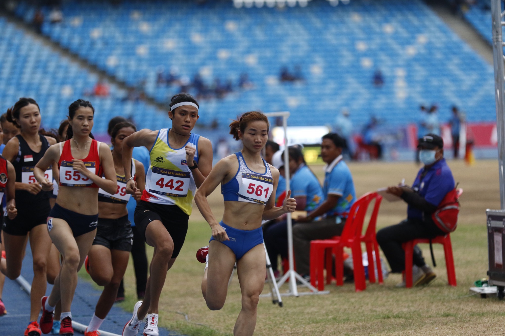 Nguyễn Thị Oanh băng băng về đích giành vàng 1.500 m, vội vã chuẩn bị đấu tiếp  - Ảnh 2.