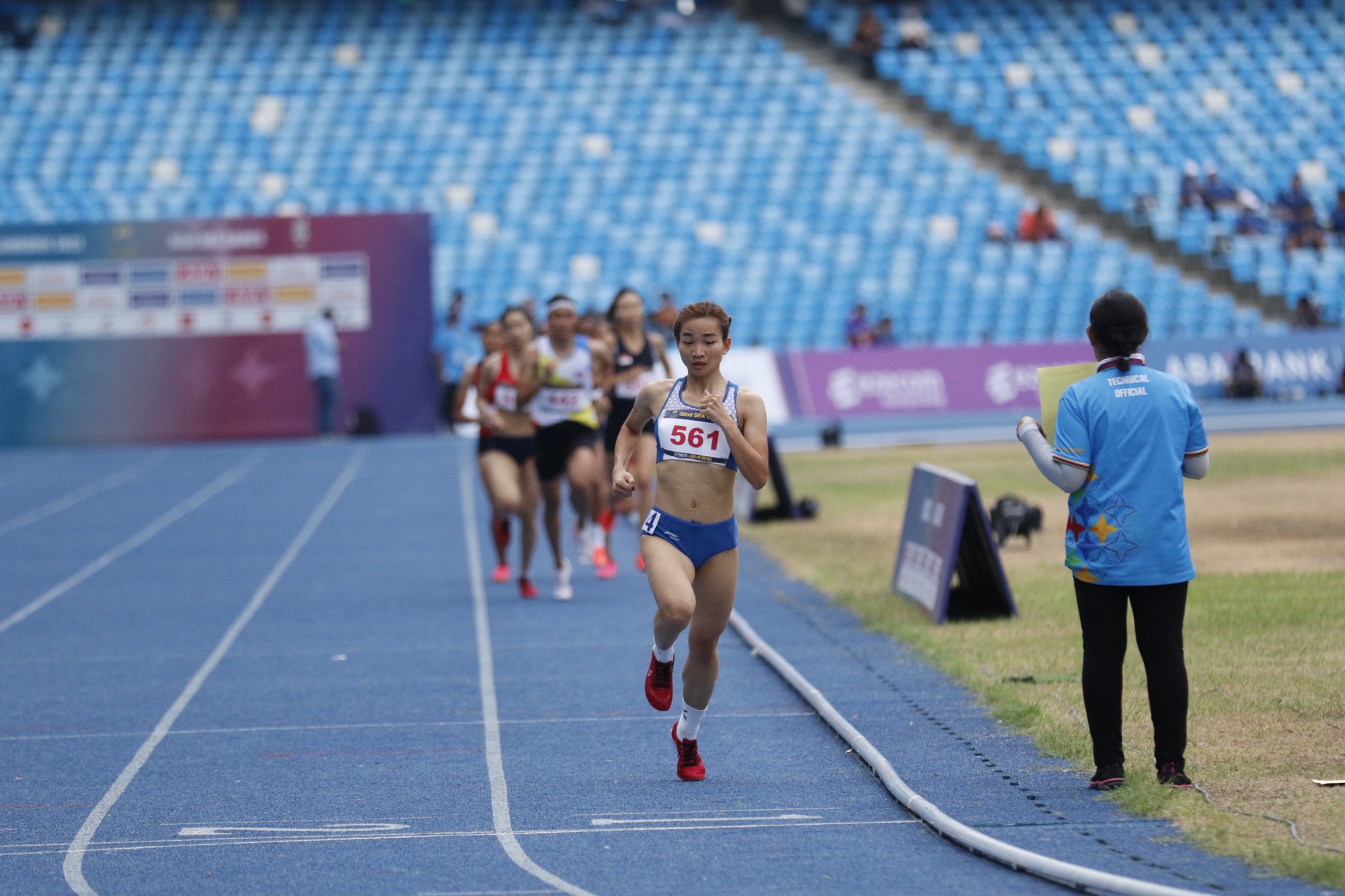 Nguyễn Thị Oanh băng băng về đích giành vàng 1.500 m, vội vã chuẩn bị đấu tiếp  - Ảnh 3.