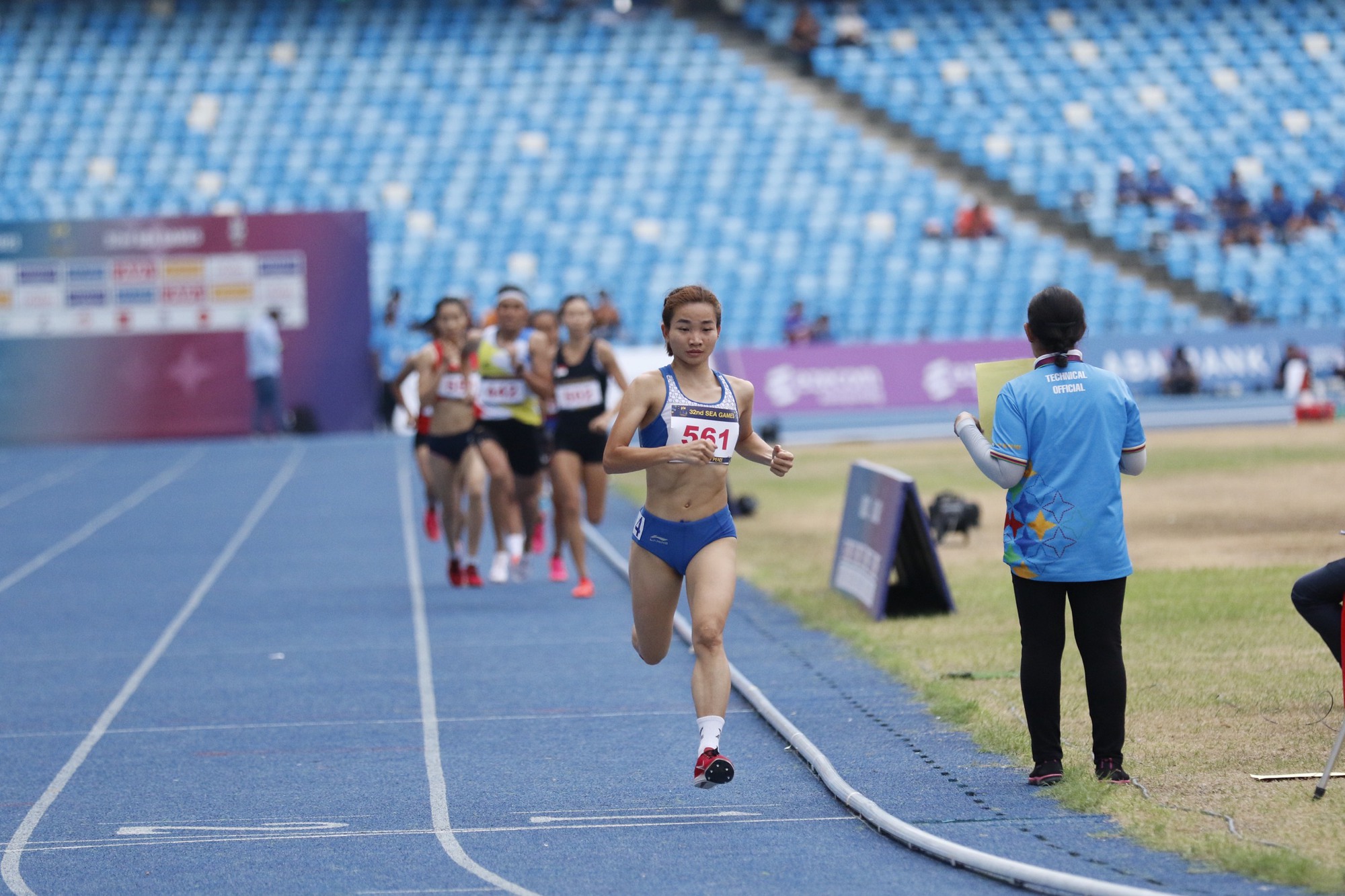 Nguyễn Thị Oanh băng băng về đích giành vàng 1.500 m, vội vã chuẩn bị đấu tiếp  - Ảnh 4.