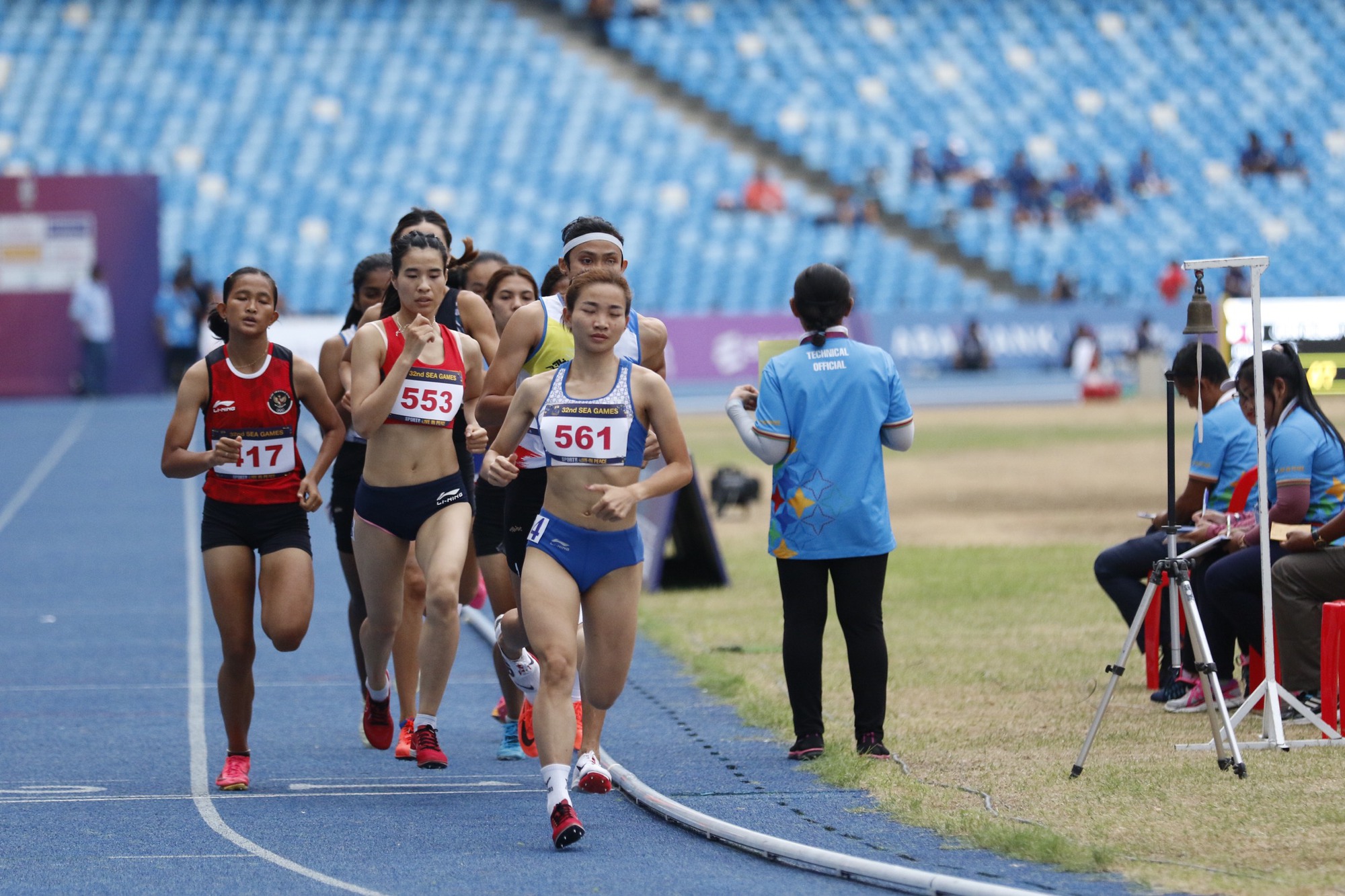 Nguyễn Thị Oanh băng băng về đích giành vàng 1.500 m, vội vã chuẩn bị đấu tiếp  - Ảnh 6.
