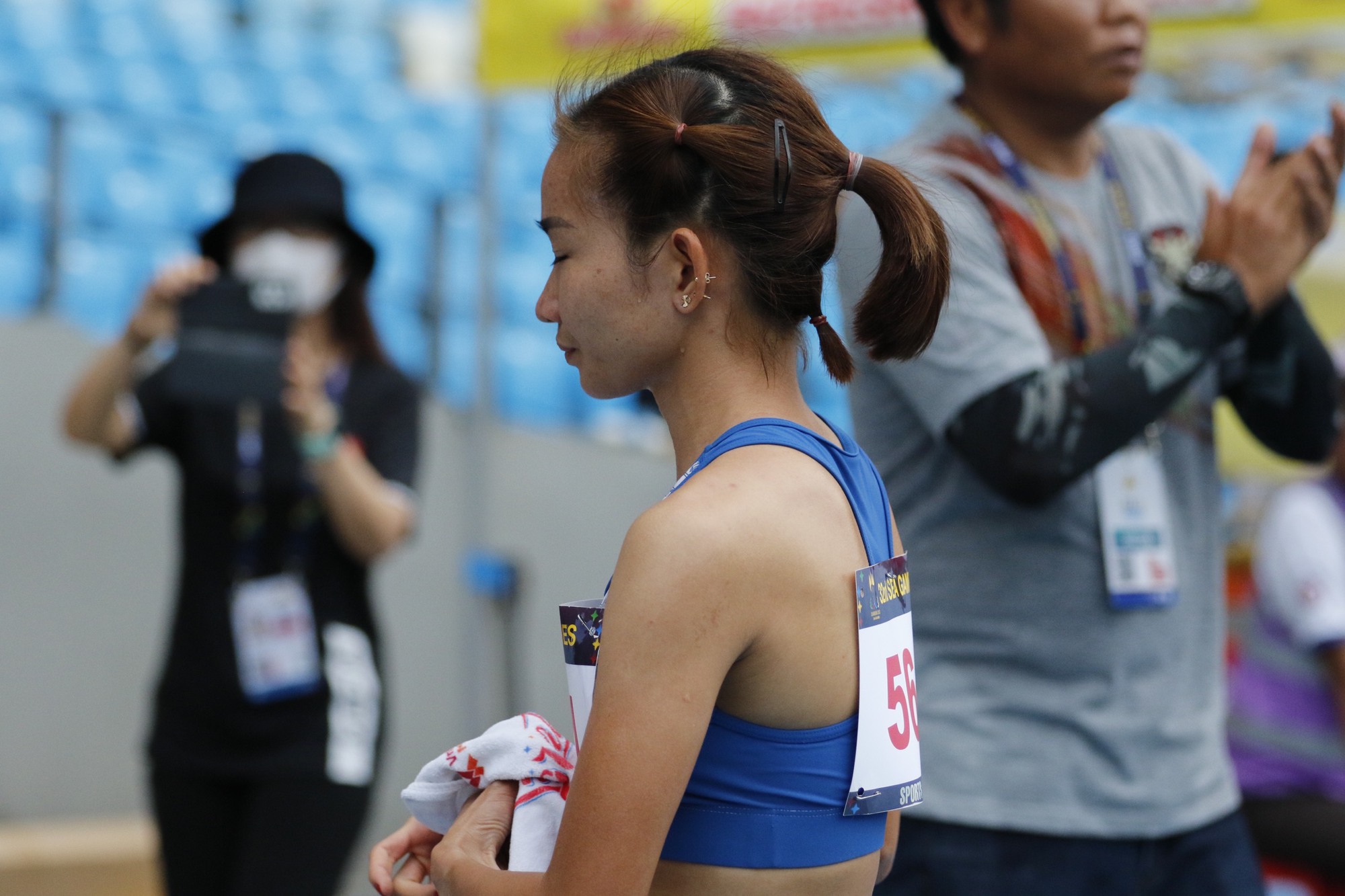 Nguyễn Thị Oanh băng băng về đích giành vàng 1.500 m, vội vã chuẩn bị đấu tiếp  - Ảnh 9.