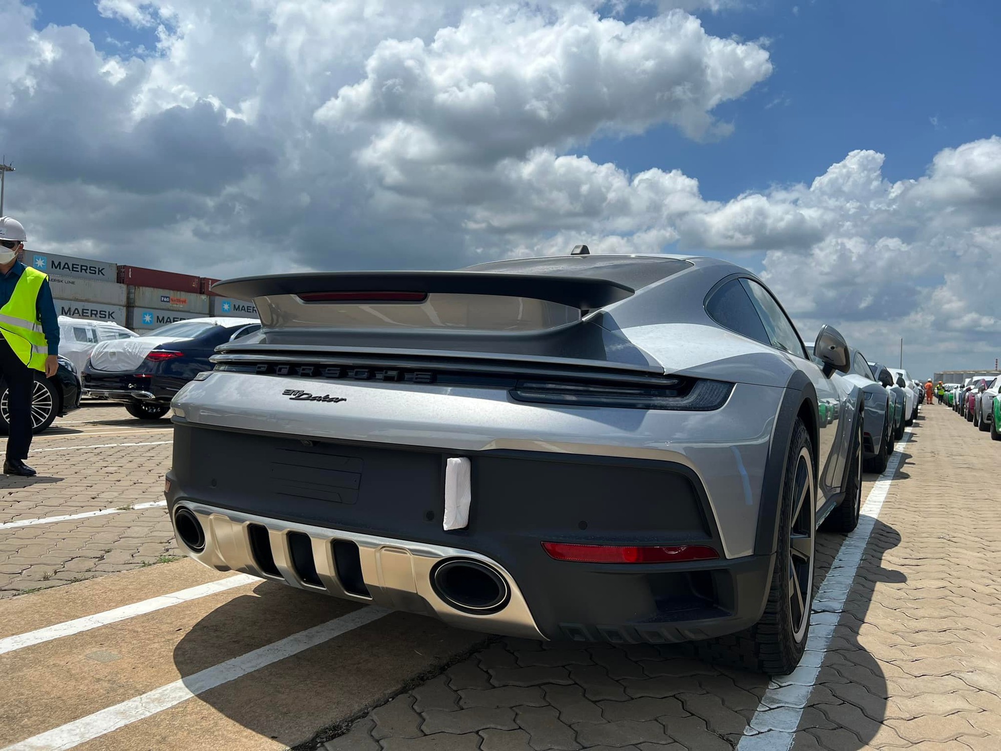 Một trong 2.500 chiếc Porsche 911 Dakar về tới Việt Nam - Ảnh 2. Một trong 2.500 chiếc Porsche 911 Dakar về tới Việt Nam - Ảnh 2.