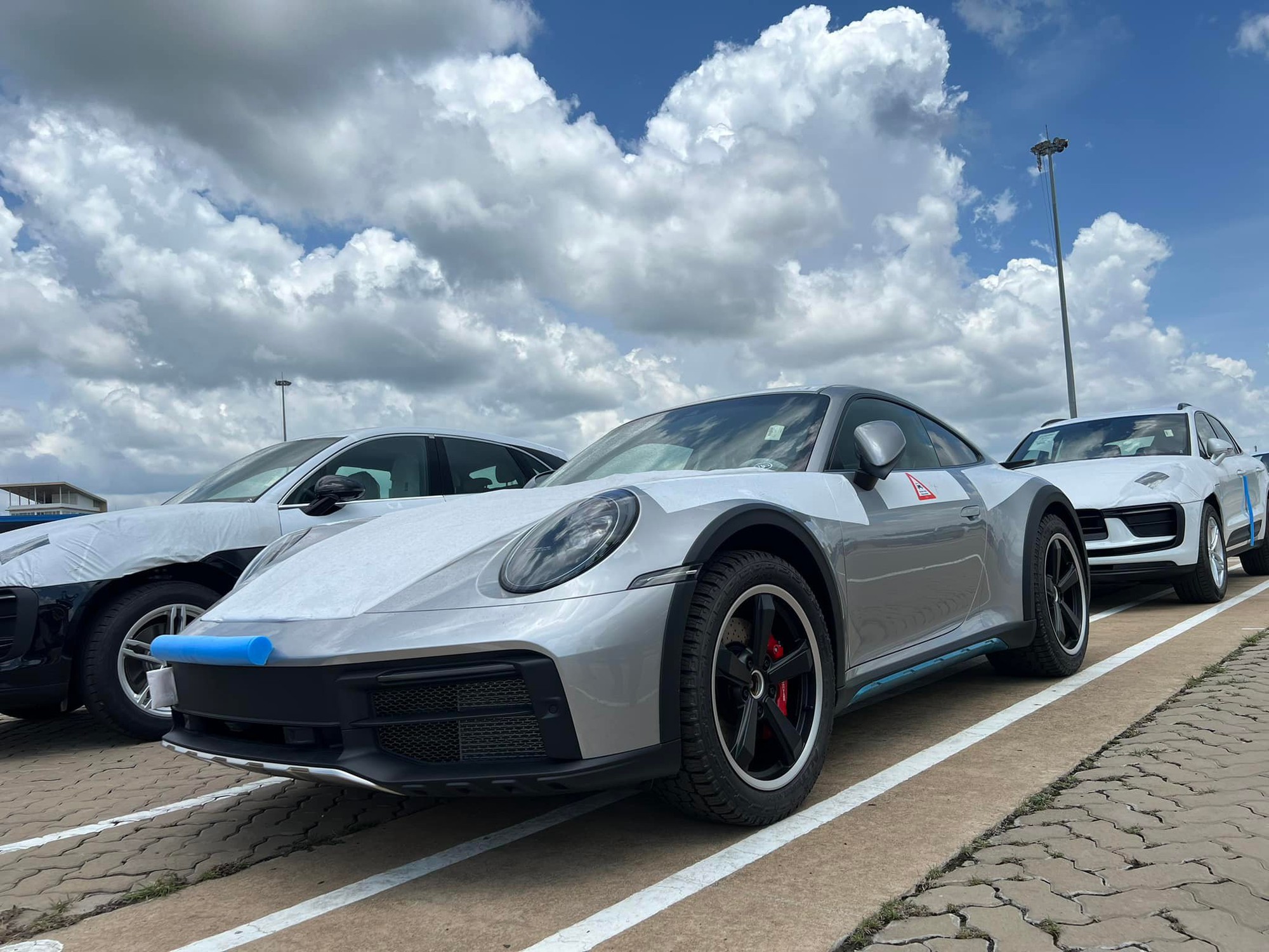 Một trong 2.500 chiếc Porsche 911 Dakar về tới Việt Nam - Ảnh 1. Một trong 2.500 chiếc Porsche 911 Dakar về tới Việt Nam - Ảnh 1.