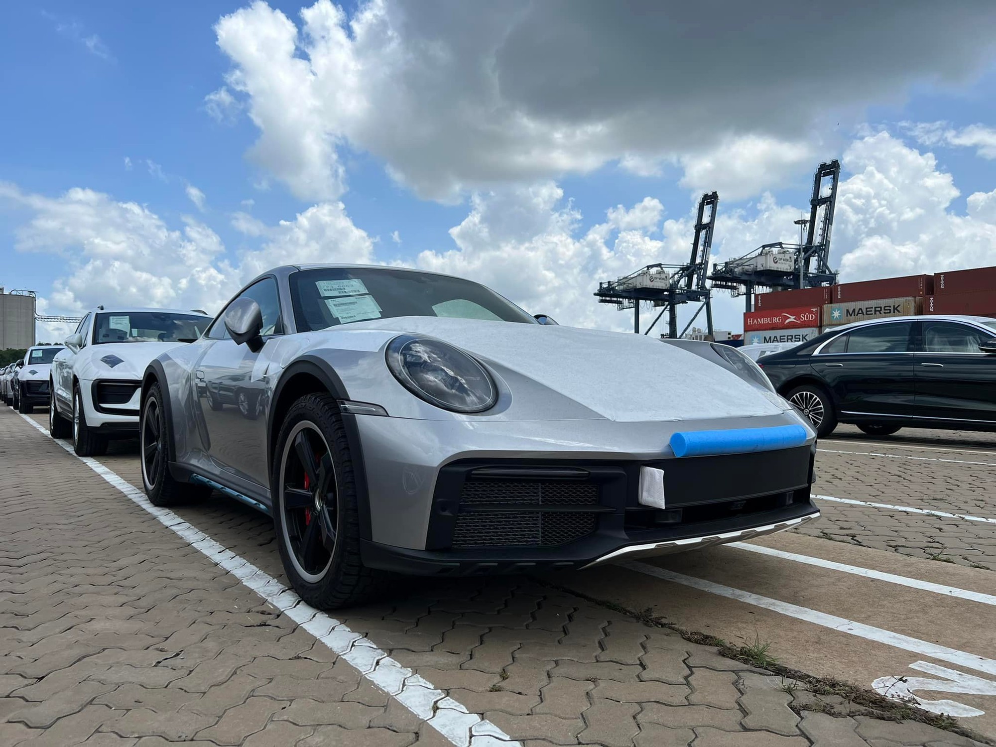 Một trong 2.500 chiếc Porsche 911 Dakar về tới Việt Nam - Ảnh 3. Một trong 2.500 chiếc Porsche 911 Dakar về tới Việt Nam - Ảnh 3.