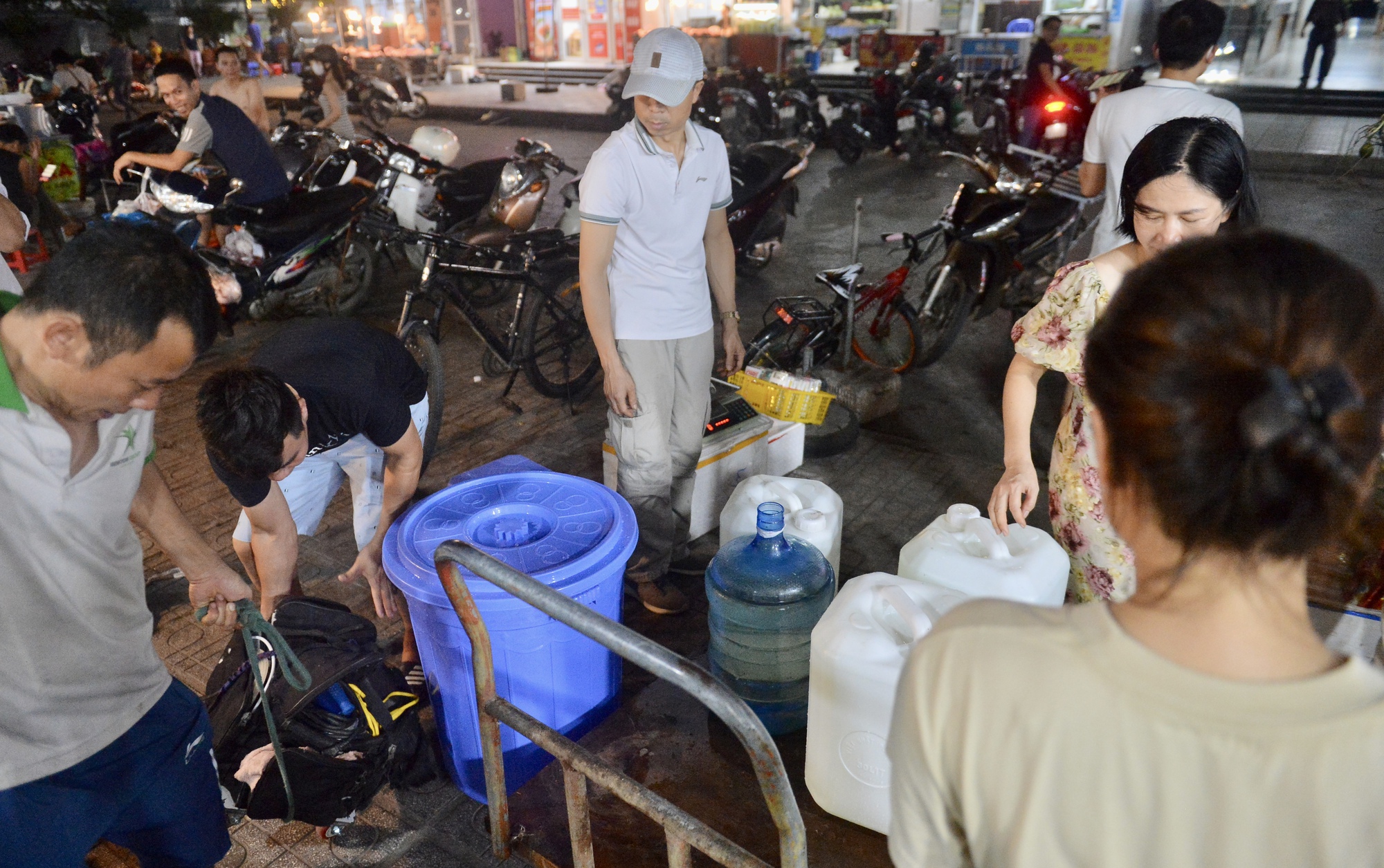 Bị cắt đột ngột, cư dân khu đô thị Thanh Hà 'oằn mình' xách nước trong đêm - Ảnh 2.