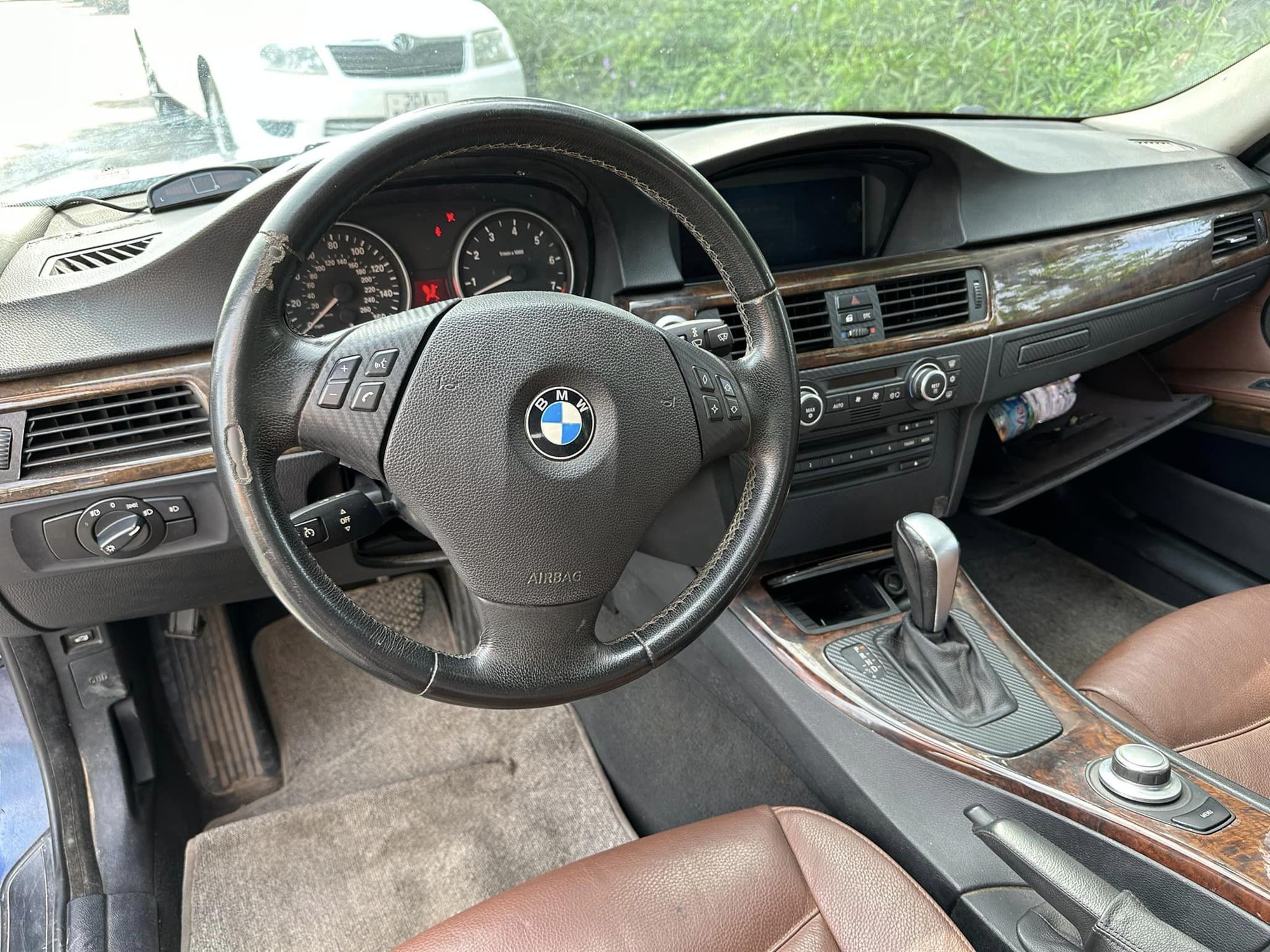 Xe hiếm BMW 328i 2007 mạnh 231 mã lực tại Việt Nam - Ảnh 2. Xe hiếm BMW 328i 2007 mạnh 231 mã lực tại Việt Nam - Ảnh 2.