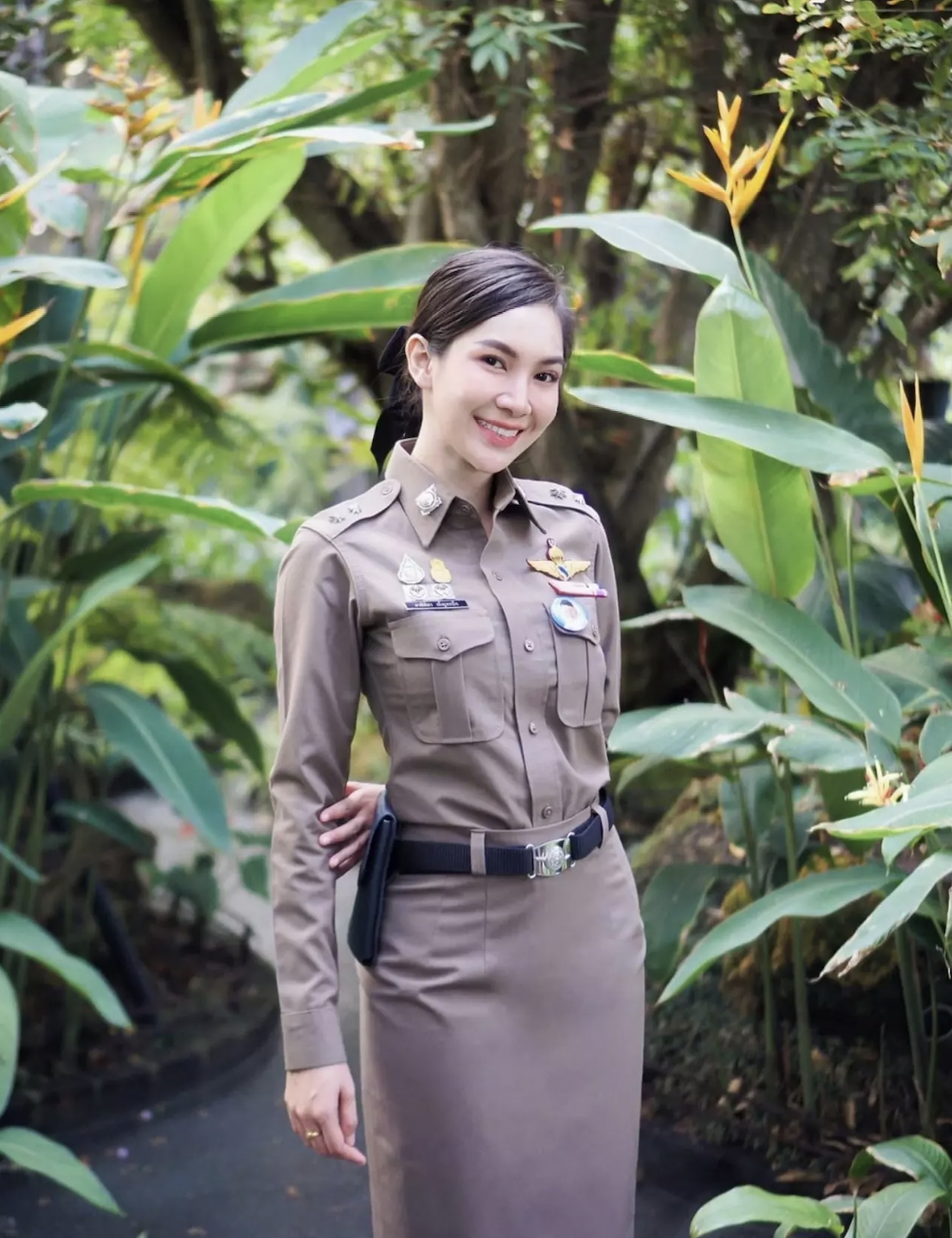 Vóc dáng nóng bỏng của ca sĩ, hoa hậu Thái Lan được thăng hàm đại úy - Ảnh 1.