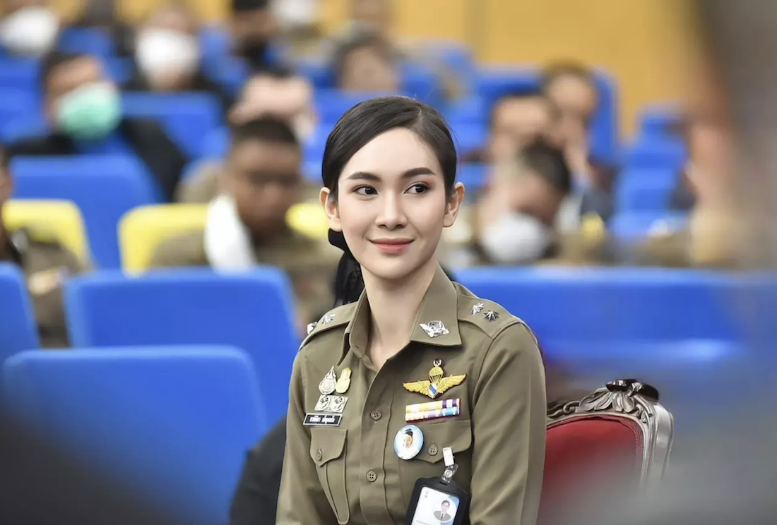 Vóc dáng nóng bỏng của ca sĩ, hoa hậu Thái Lan được thăng hàm đại úy - Ảnh 2.