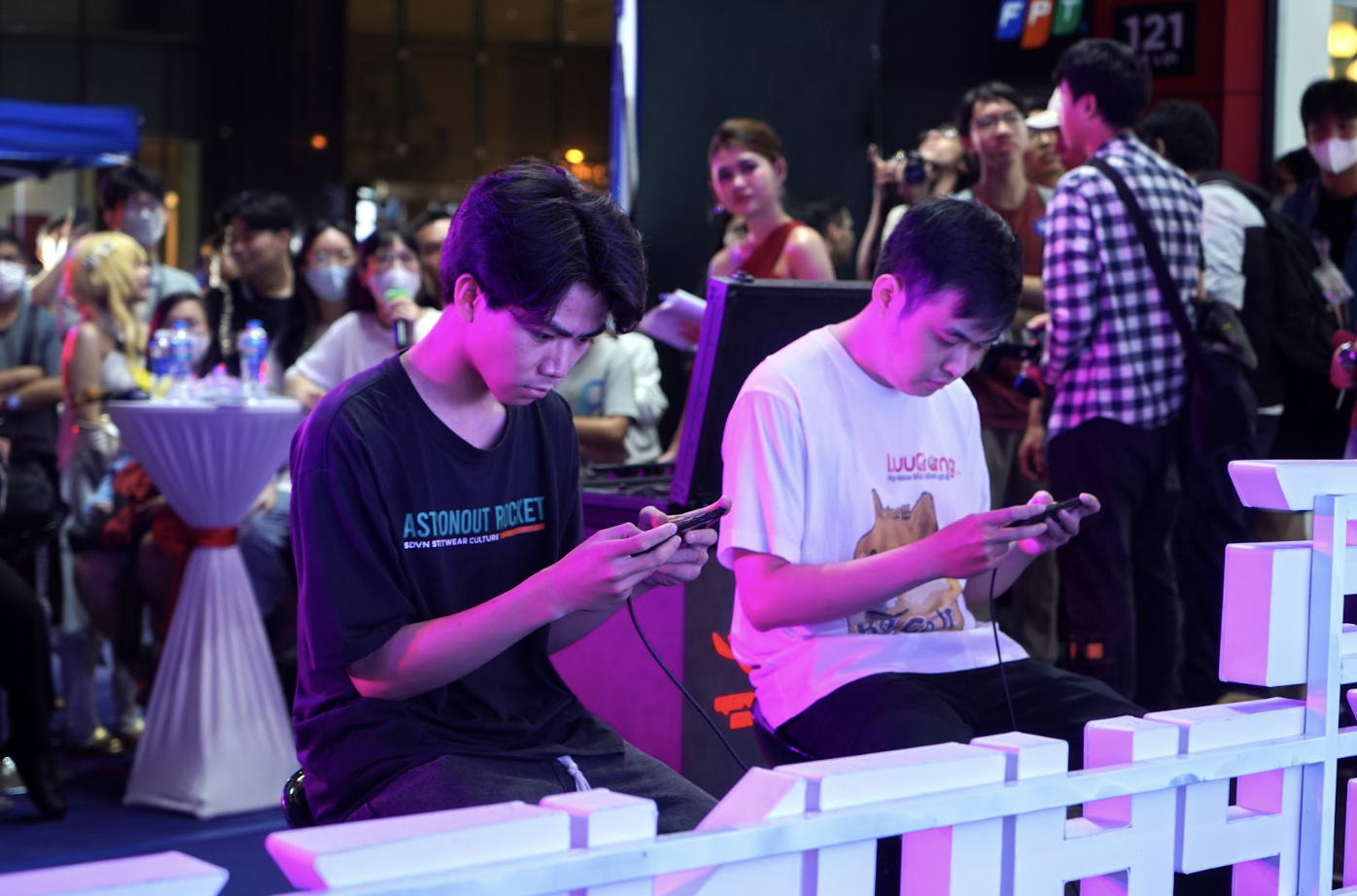 FPT Shop mở bán sớm mẫu smartphone Asus ROG Phone 7 dành cho game thủ - Ảnh 2. FPT Shop mở bán sớm mẫu smartphone Asus ROG Phone 7 dành cho game thủ - Ảnh 2.