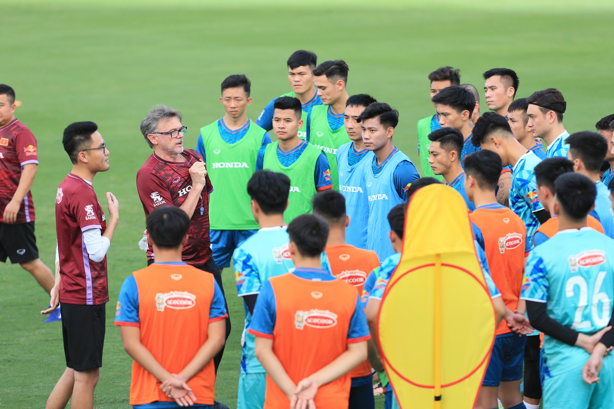 HLV Philippe Troussier đang cùng đội tuyển Việt Nam chuẩn bị cho 2 trận giao hữu với Hồng Kông và Syria