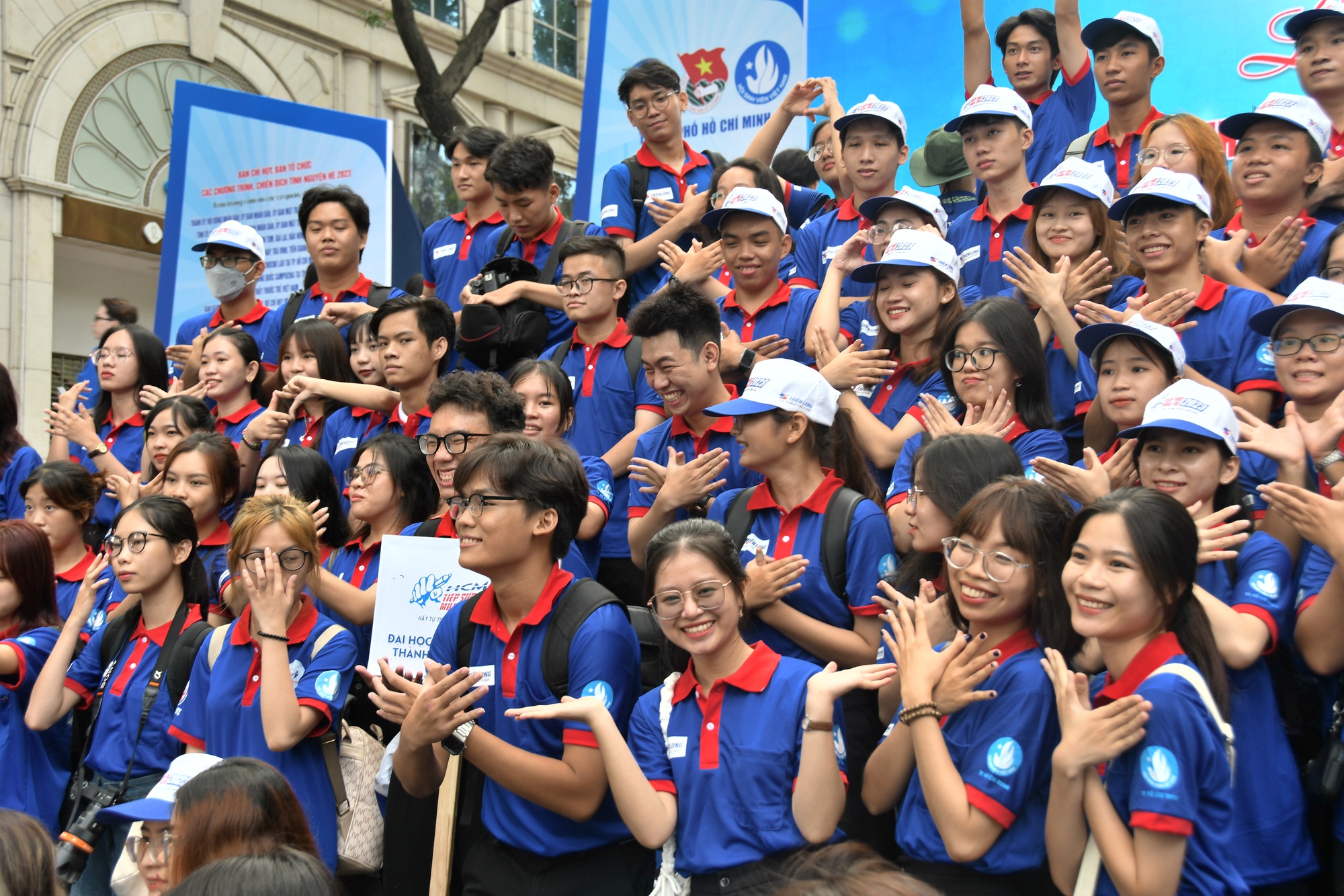 Thanh niên tình nguyện TP.HCM hừng hực khí thế ngày ra quân - Ảnh 14.