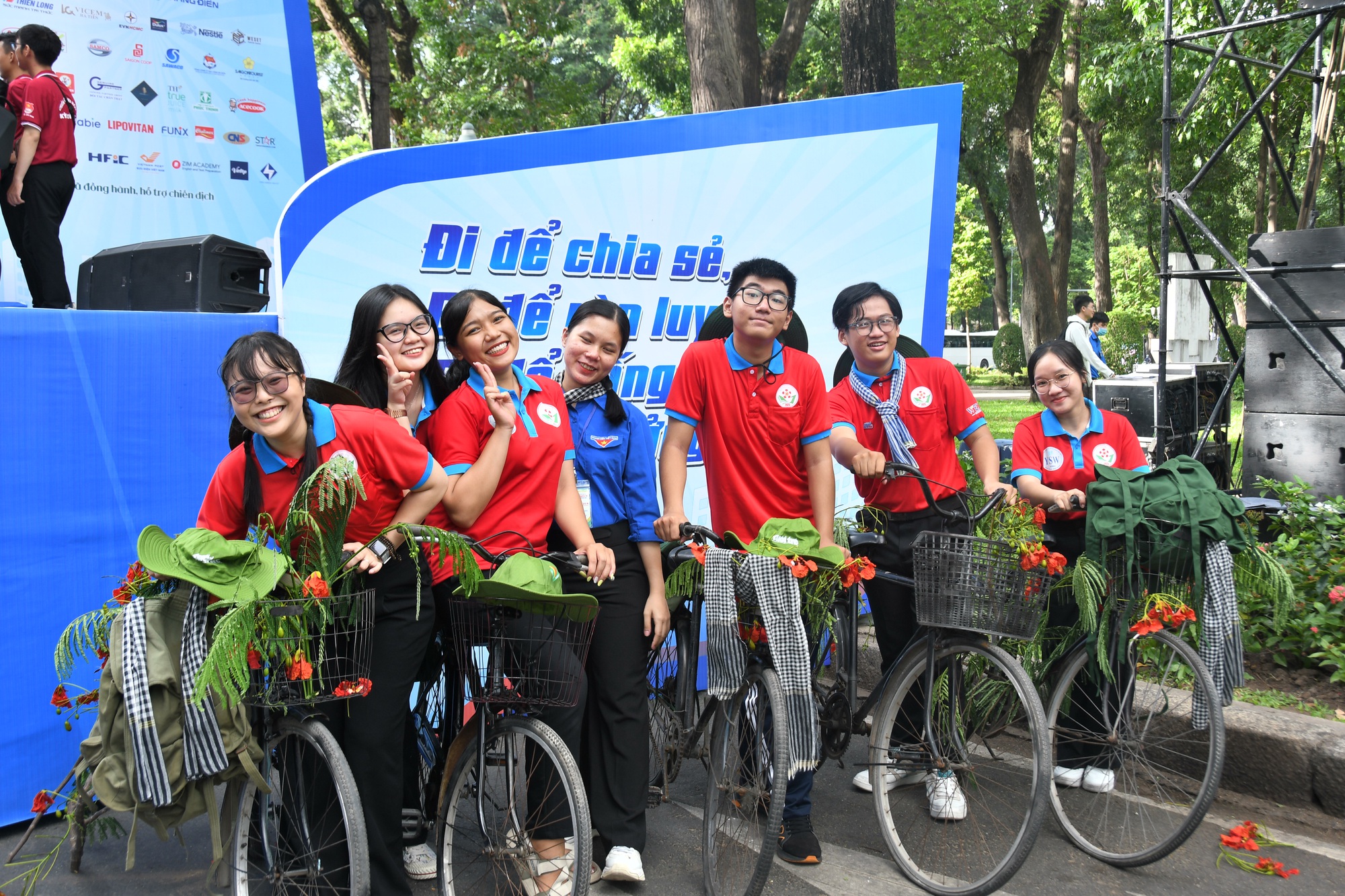 Thanh niên tình nguyện TP.HCM hừng hực khí thế ngày ra quân - Ảnh 13.