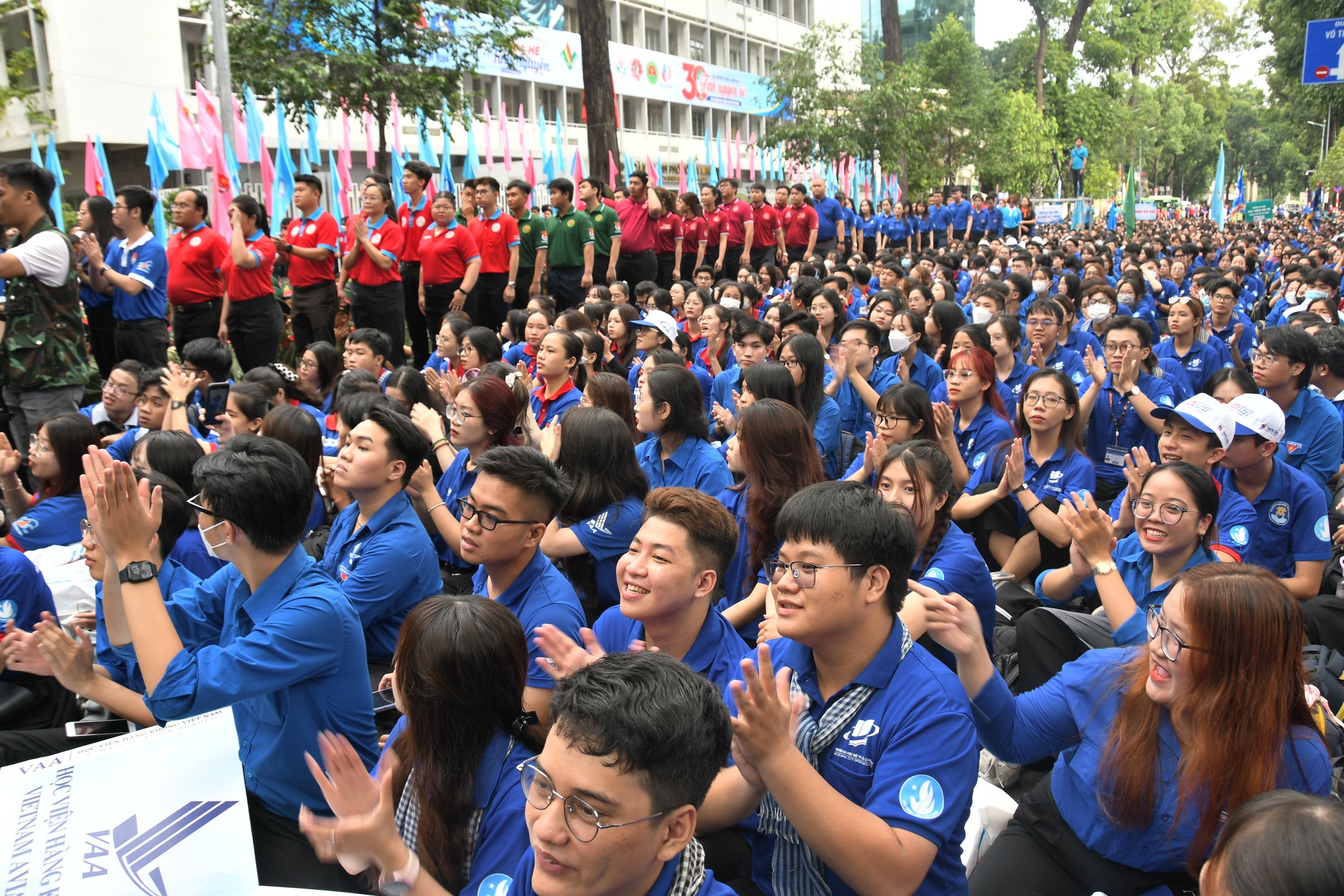 Thanh niên tình nguyện TP.HCM hừng hực khí thế ngày ra quân - Ảnh 12.