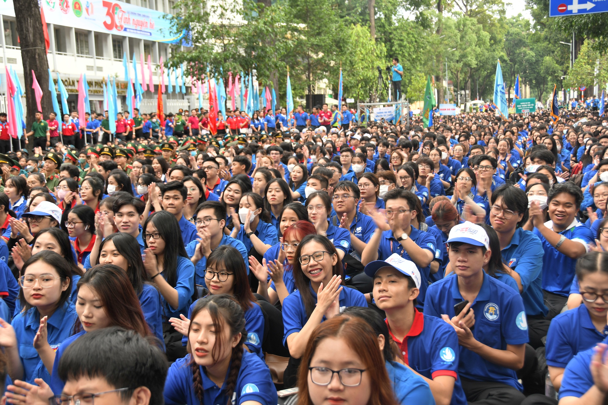 Thanh niên tình nguyện TP.HCM hừng hực khí thế ngày ra quân - Ảnh 2.