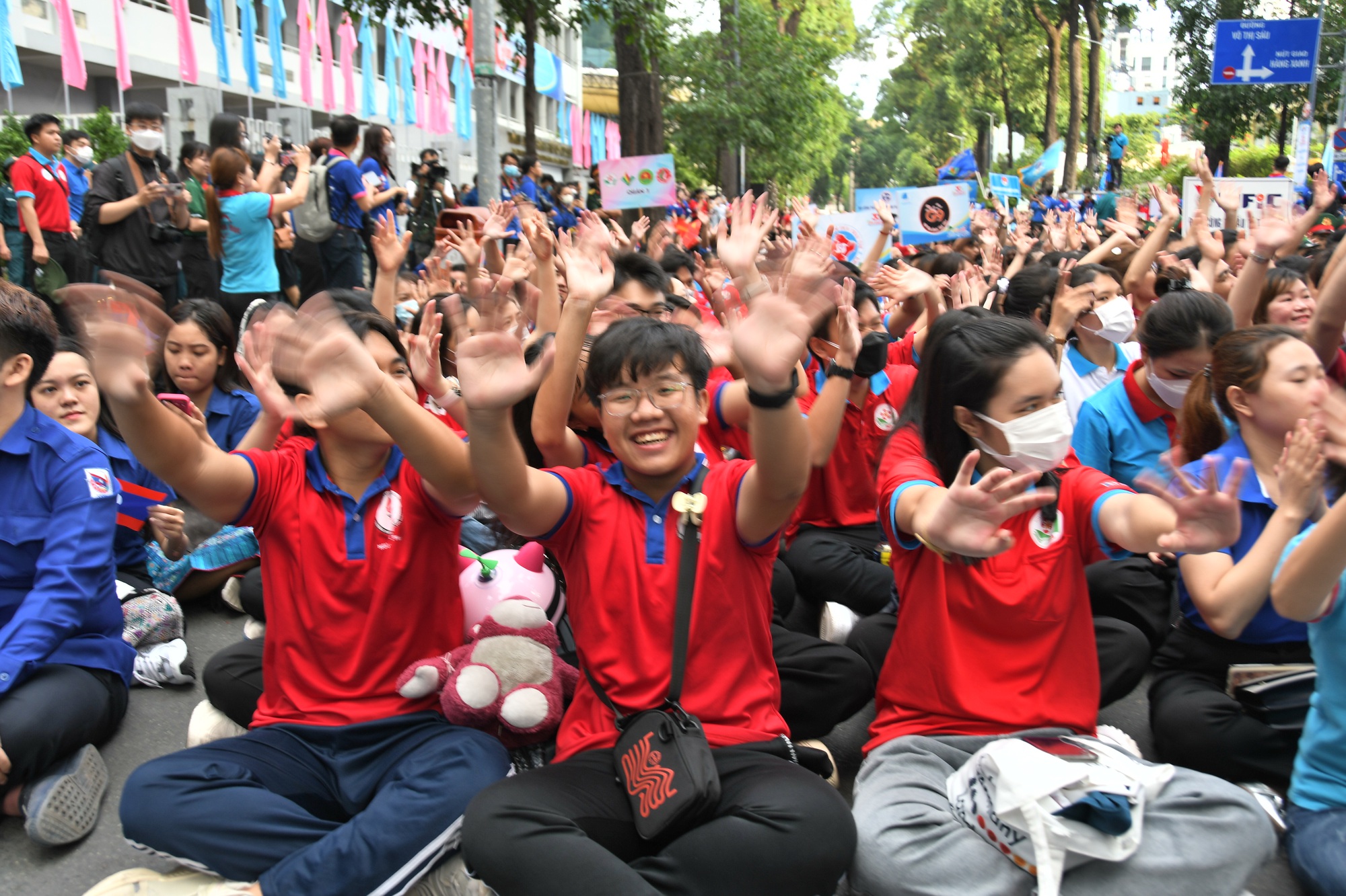 Thanh niên tình nguyện TP.HCM hừng hực khí thế ngày ra quân - Ảnh 8.